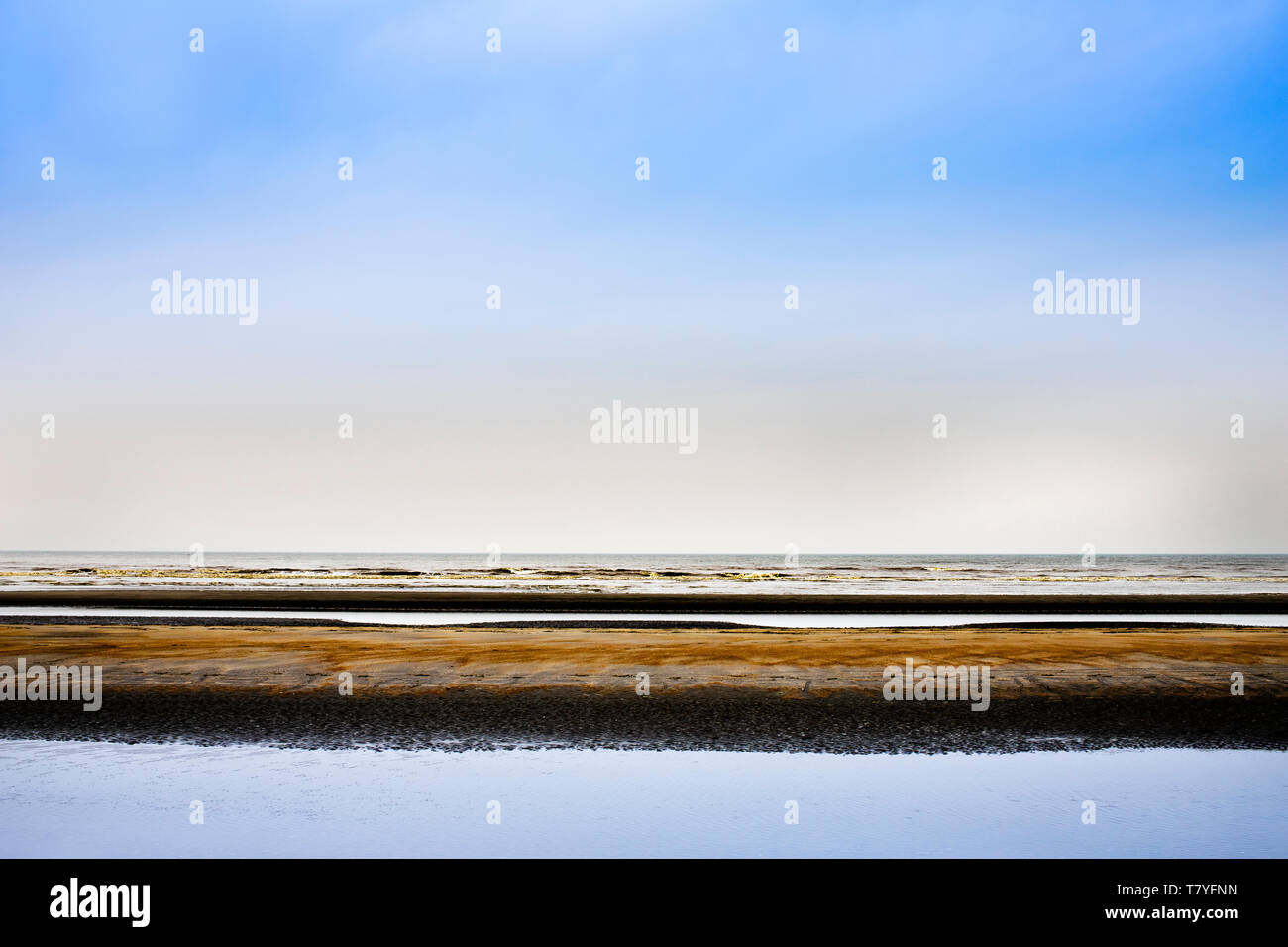 Oostduinkerke, Belgien - Februar 2019 - Schöne abstrakte layered Seascape Stockfoto