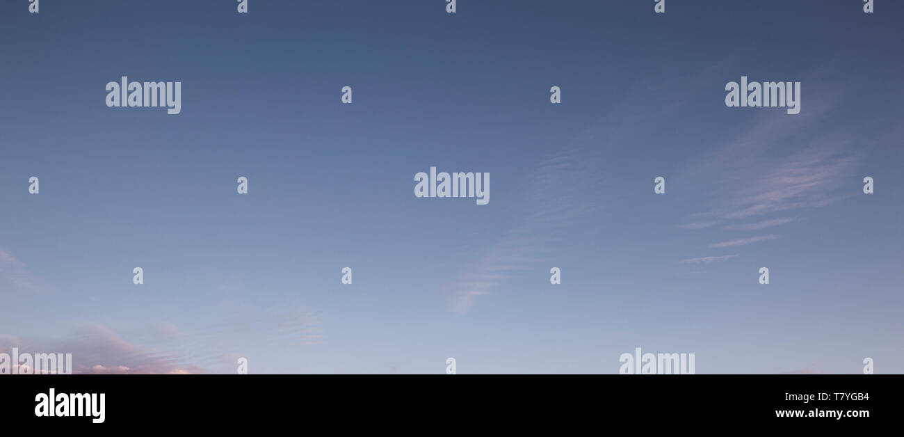 Einen fantastischen Panoramablick Dämmerung Himmel mit wunderschönen cloudscape Stockfoto