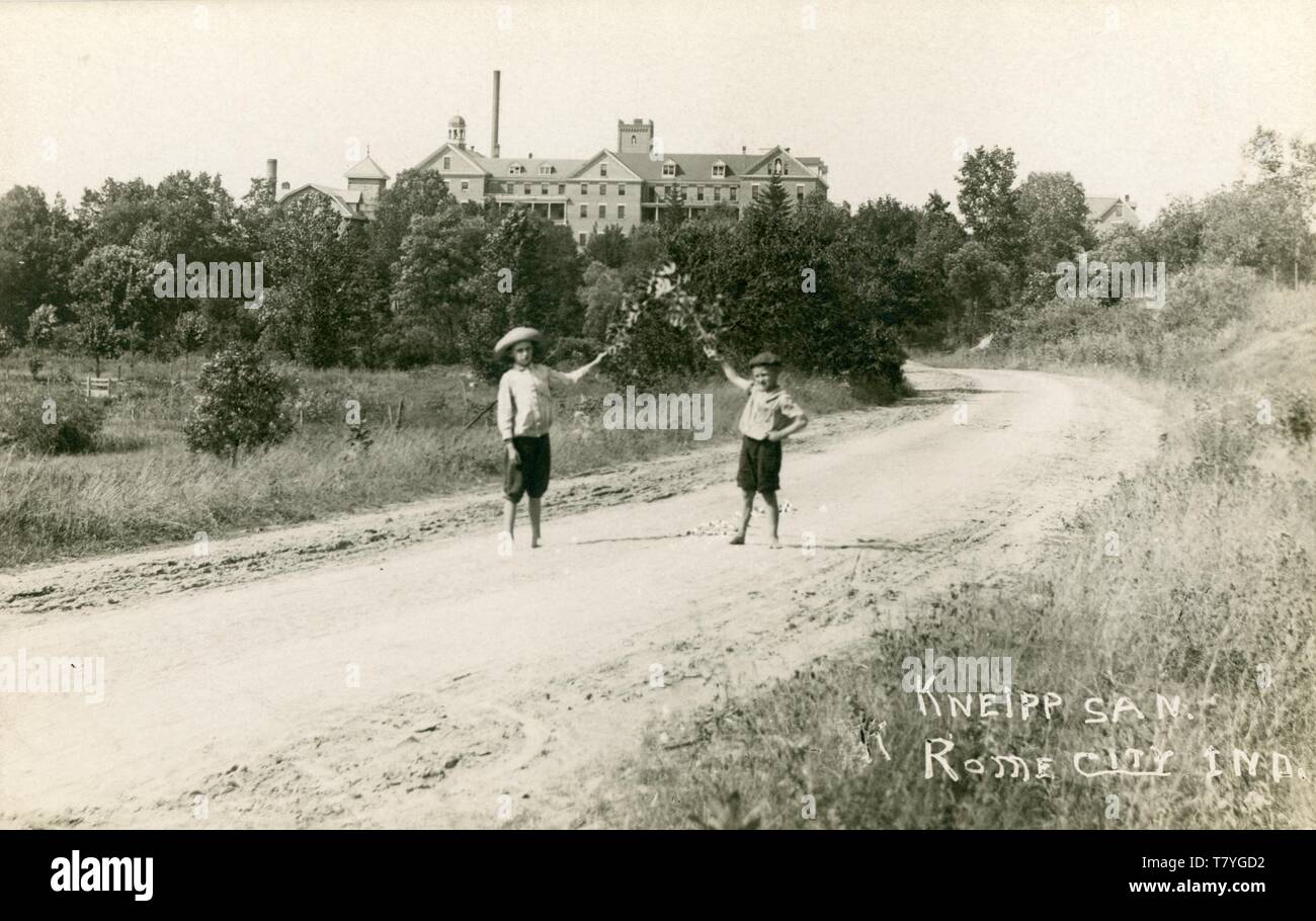 Jungen jungen Zweigstellen außerhalb des Kneipp tuberkulösen Sanitarium, Rom Stadt, Indiana Holding. Ca. 1910. Rpc Stockfoto