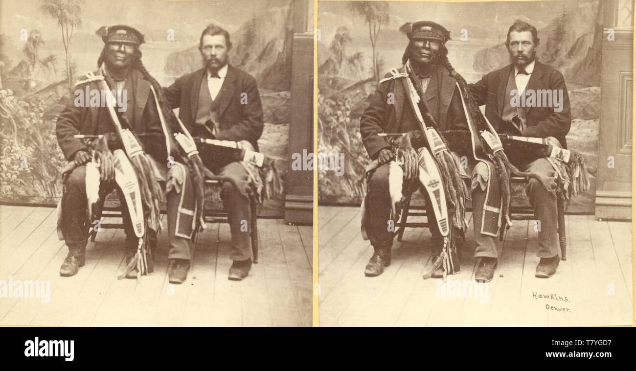 Native American (höchstwahrscheinlich Crow) und einem weißen Freund, studio Foto, Ca. 1880, wahrscheinlich Denver, CO.Ptgr: Hawkins, Denver. SC AP Stockfoto