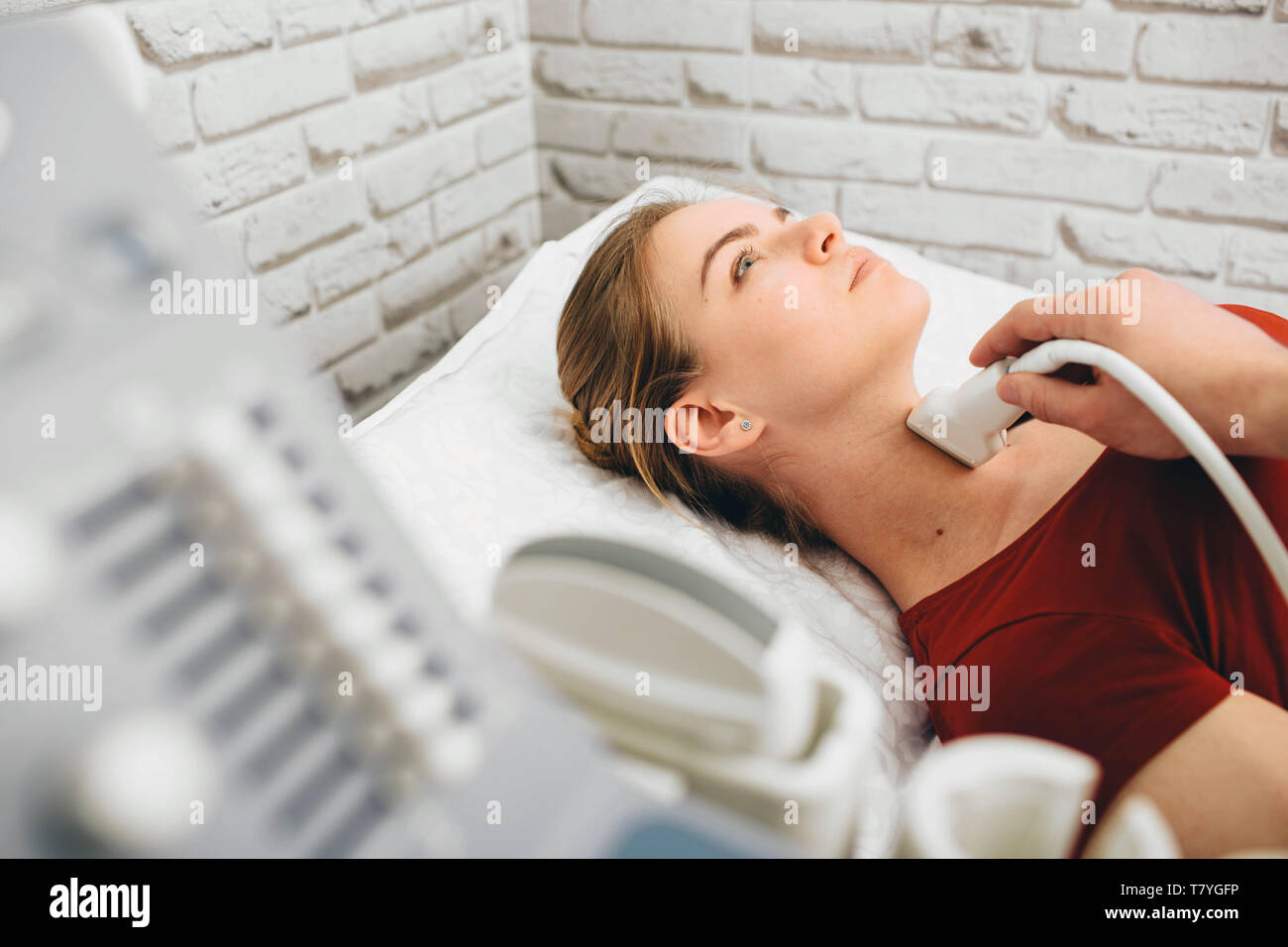 Weibliche Patienten erhalten der Schilddrüse Ultraschall Untersuchung im Krankenhaus Stockfoto