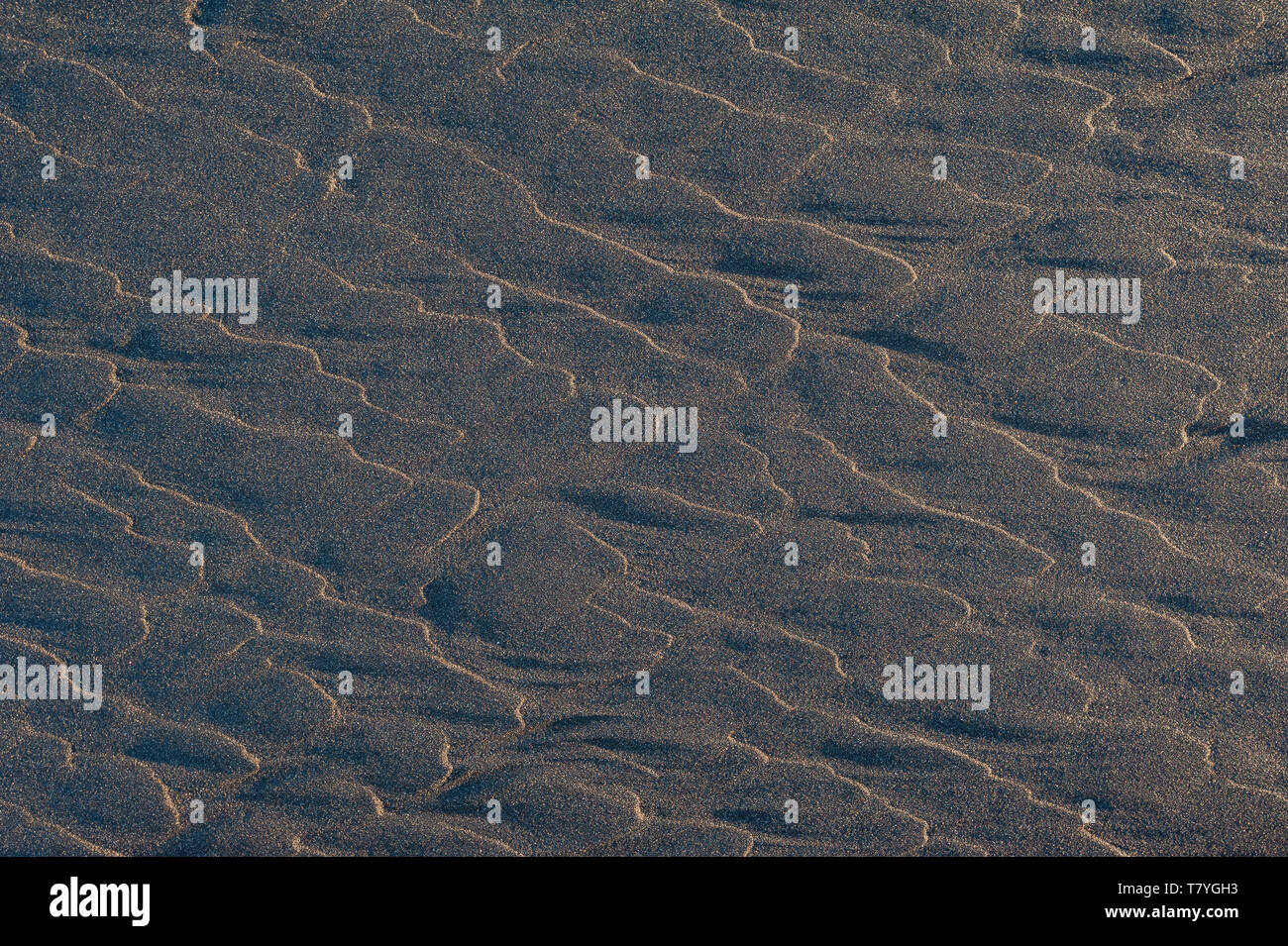 Schwarzen vulkanischen Sand Wellen abstrakt hintergrund Textur mit Copyspace. Schwarze Strände von Island. Stockfoto