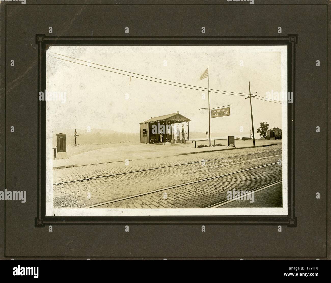 Eine frühe Gas Station, Ca. 1920. Foto von Tom Fikley, Cincinnatti, OH. MP SP Stockfoto