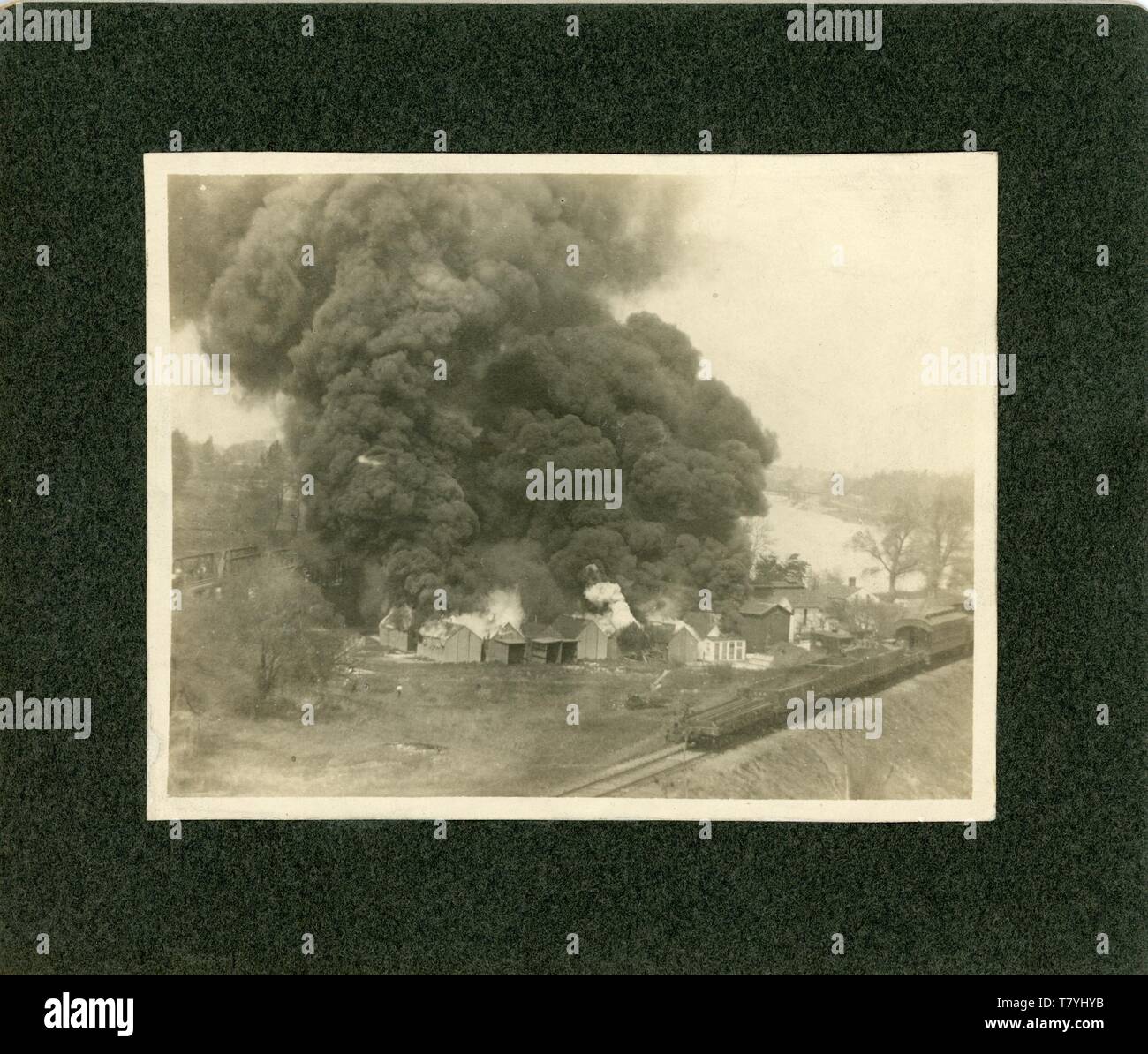 Brennende Häuser und Wirtschaftsgebäude, Ca. 1910. MP SP Stockfoto