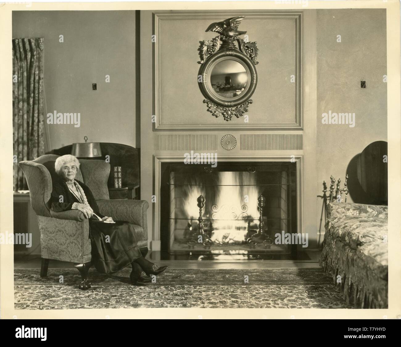Ältere Frau im upper-class Home, Ca. 1920. SP Stockfoto