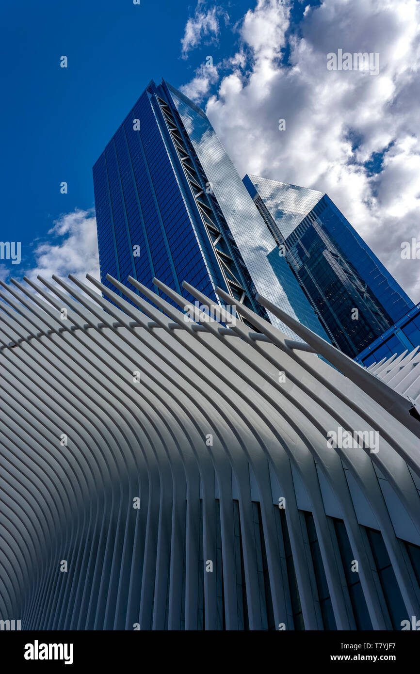 Blick von unterhalb der Oculus (World Trade Center Verkehrsknotenpunkt) bis hin zu 3 WTC 4 und WTC-Gebäude, Manhattan, New York City, USA Stockfoto