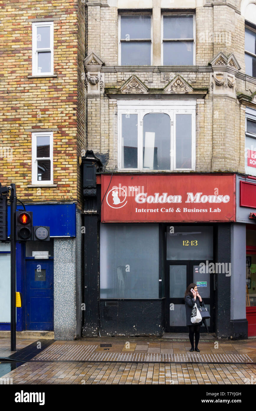 Geschlossene Räumlichkeiten der Goldenen Maus Internet Cafe & business Labor in Bromley, South London. Stockfoto