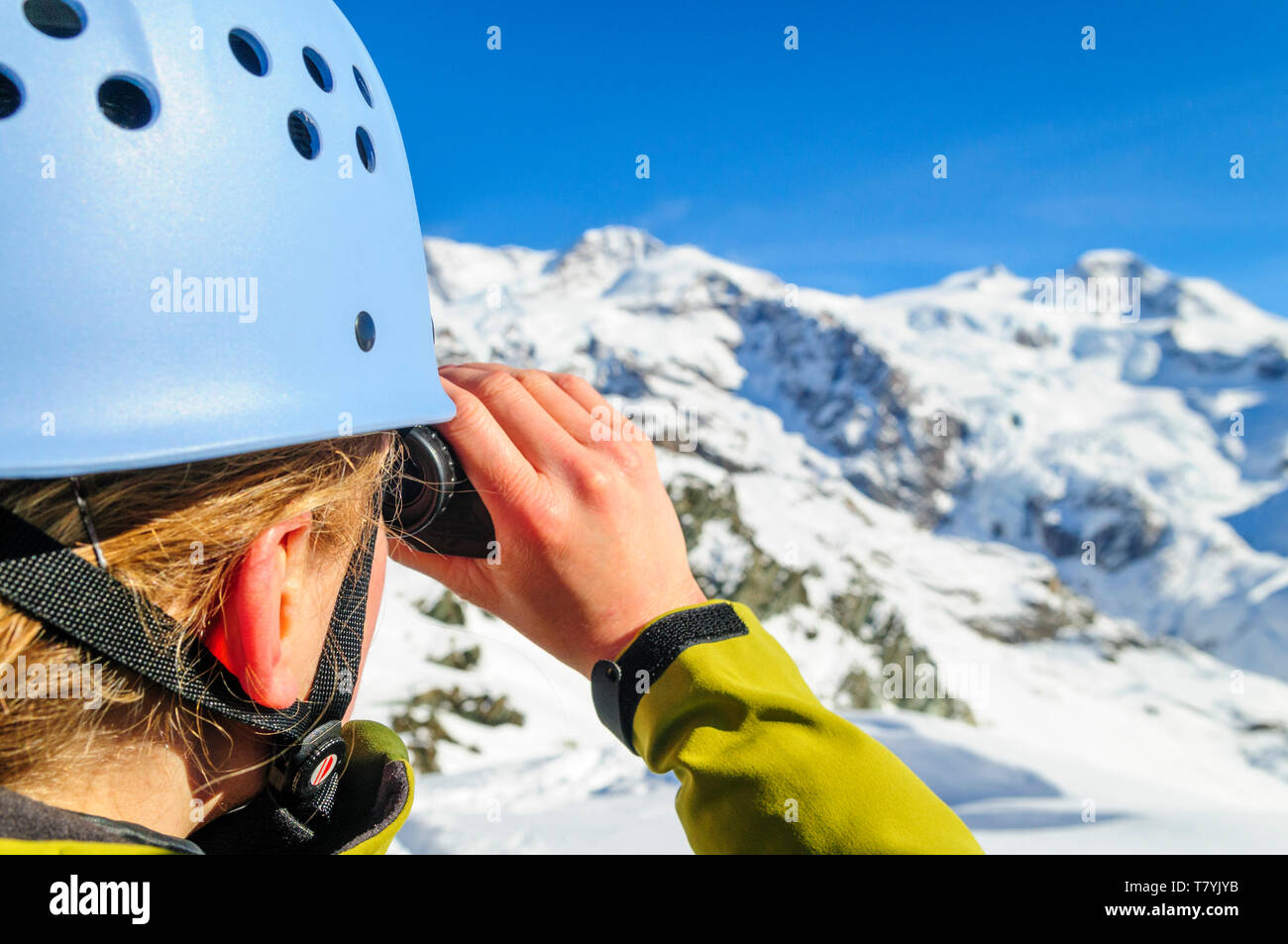 Weibliche alpinist Erkundung Hochgebirge des Monte Rosa mit Fernglas Stockfoto