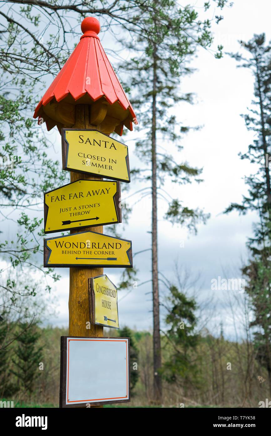 Konzeptionelle Anzeichen von Gelb und Weiß in magischen Wald - Weit Weit Weg und Wonderland Richtungen, Santa. Stockfoto