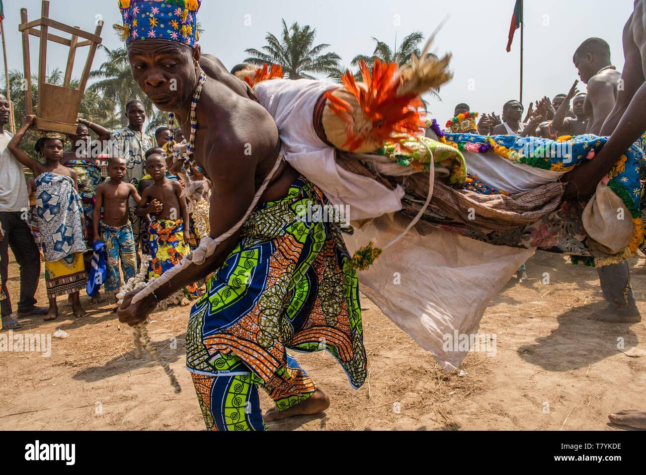 Benin Porto-Novo, Adept der Heviosso Gott während Voodoo nationalen laufen fest Stockfoto
