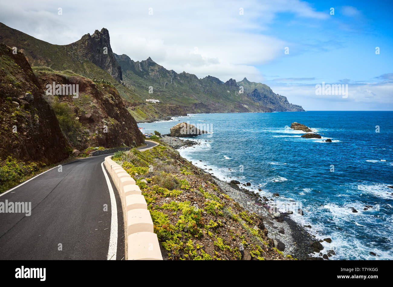 Scenic Ocean Drive durch die Klippen der den Berg Macizo de Anaga Gebirge im Nordosten der Insel Teneriffa, Spanien. Stockfoto