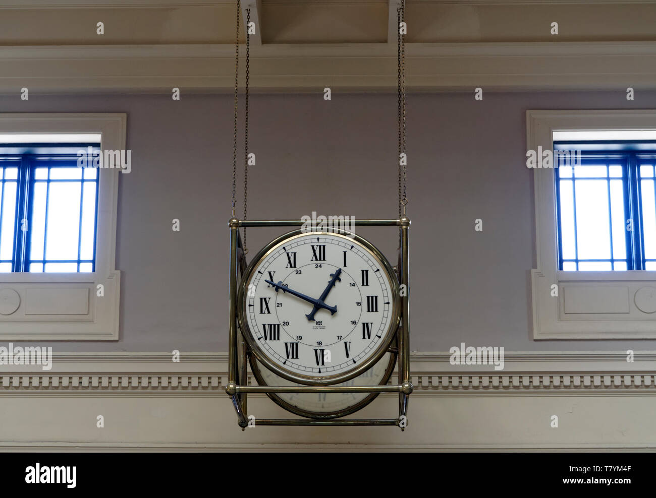 Gefederte analoge Uhr mit römischen Ziffern in den Pazifik- und Busbahnhof, Vancouver, BC, Kanada Stockfoto