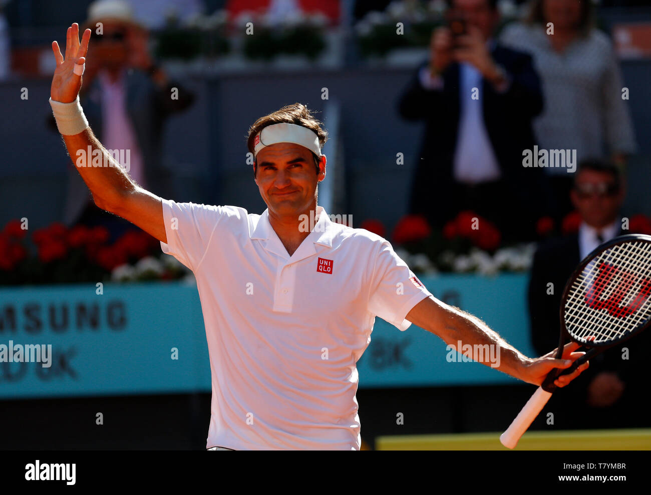 Roger Federer von der Schweiz in Aktion gegen Gael Monfils von Frankreich während des Tages sieben der Mutua Madrid Open im La Caja Magica in Madrid, Spanien. Stockfoto