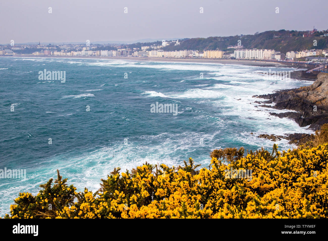 Wellen an Land während eines Sturms auf Douglas, Isle of Man Stockfoto
