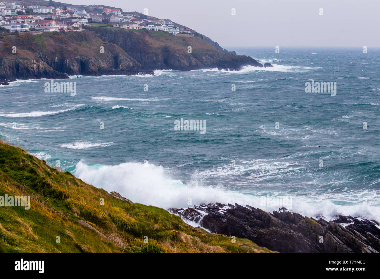 Wellen an Land während eines Sturms auf Onchan gelangen Kopf in der Nähe von Douglas, Isle of Man Stockfoto