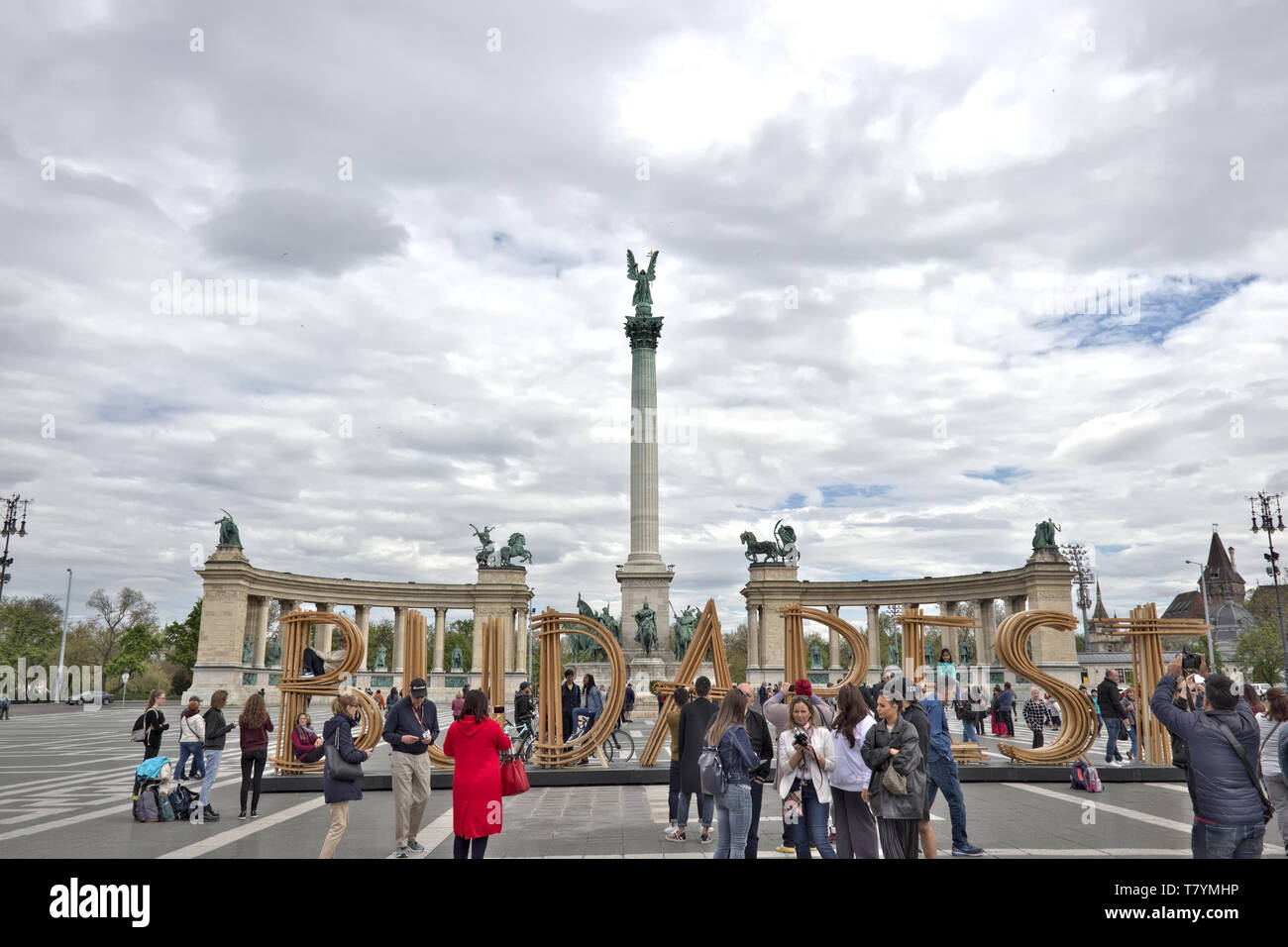 Budapest 4, 22, 2019: Menschen, die auf dem Heldenplatz vor dem Budapester Schild herumlaufen und Fotos machen. Stockfoto