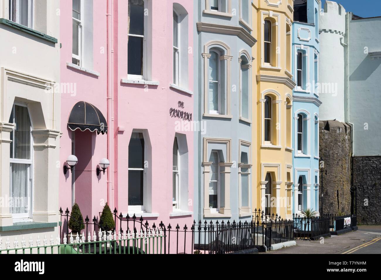 Vereinigtes Königreich, Wales, Pembrokeshire, Tenby, bunte Häuser Stockfoto