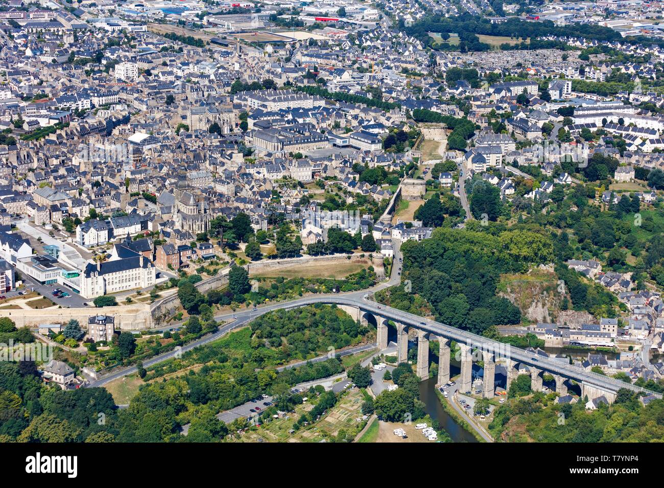 Frankreich, Cotes d'Armor, Dinan, die Rance Tal und die ummauerte Stadt (Luftbild) Stockfoto