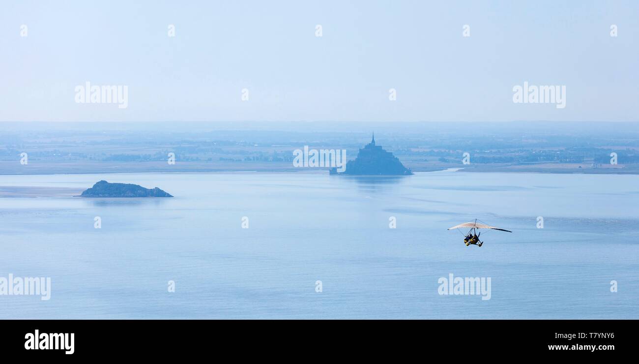 Frankreich, Manche, Le Mont Saint Michel, ein UNESCO Weltkulturerbe, Weightshift ultralight fliegen in Richtung Tombelaine und Mont Saint Michel (Luftbild) Stockfoto