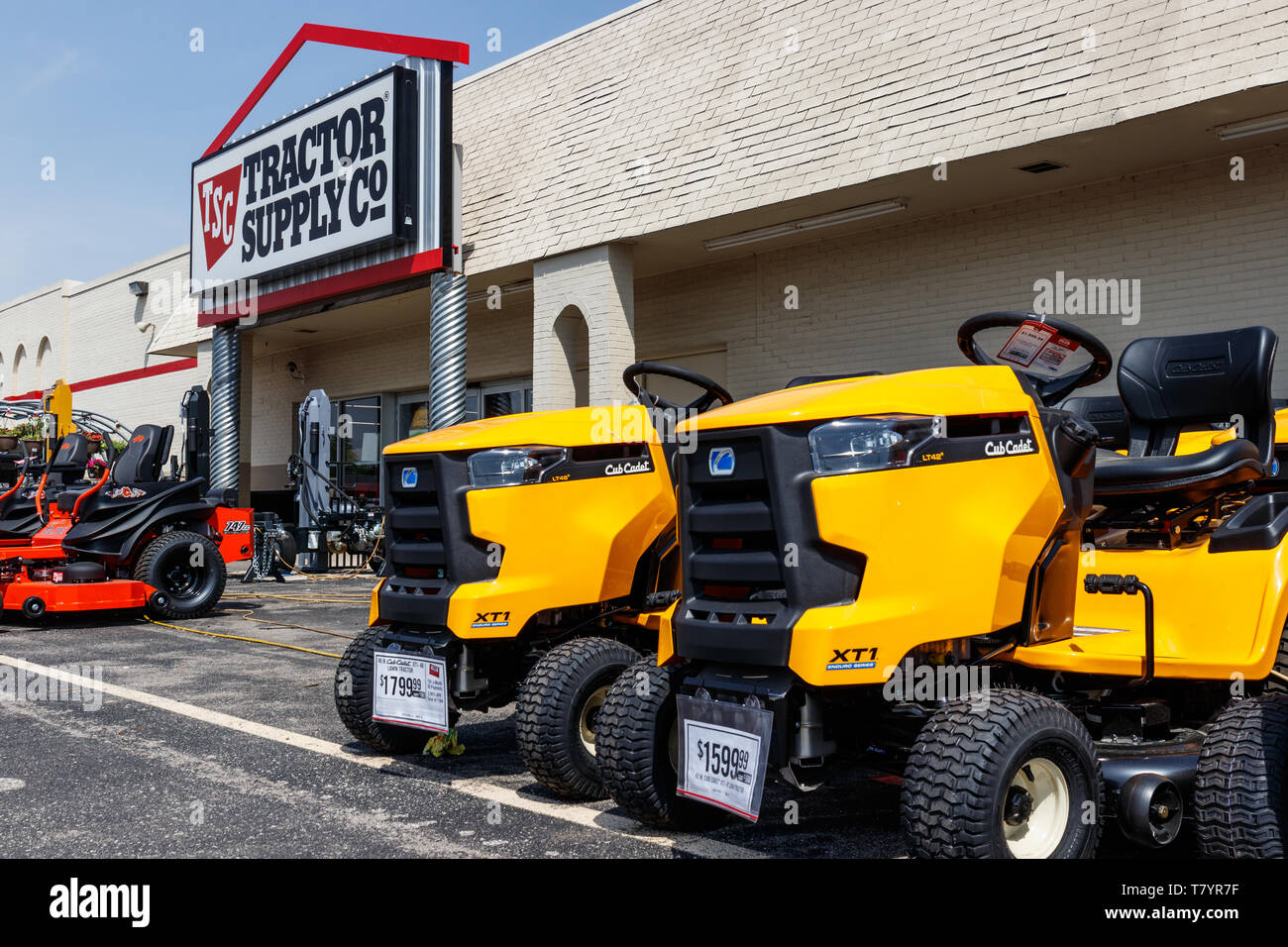 Tipton - ca. Mai 2019: Traktoren, die für den Verkauf an einen Traktor Supply Company Einzelhandel III Stockfoto