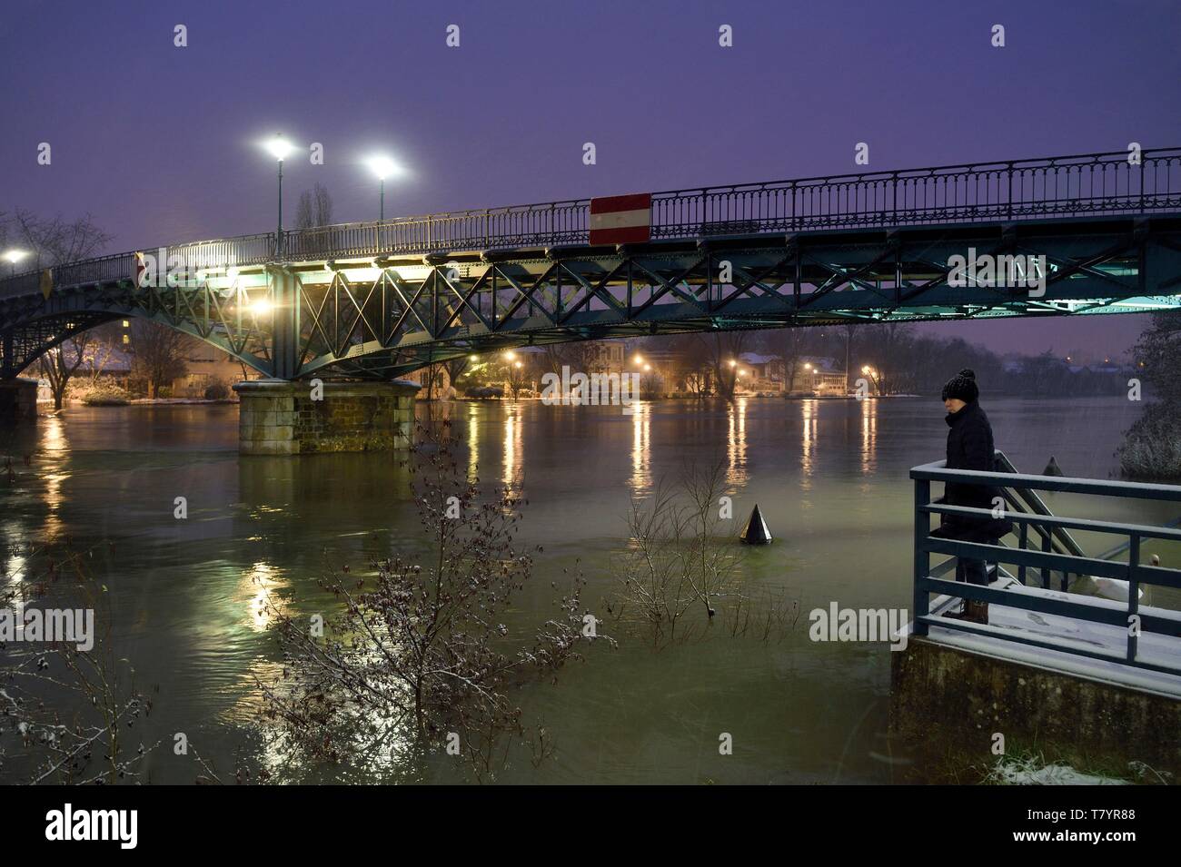 Frankreich, Val de Marne, Bry sur Marne, die fußgängerbrücke von Gustave Eiffel zwischen Bry sur Marne und Le Perreux sur Marne im Hintergrund, die Ufer der Marne überflutet Stockfoto