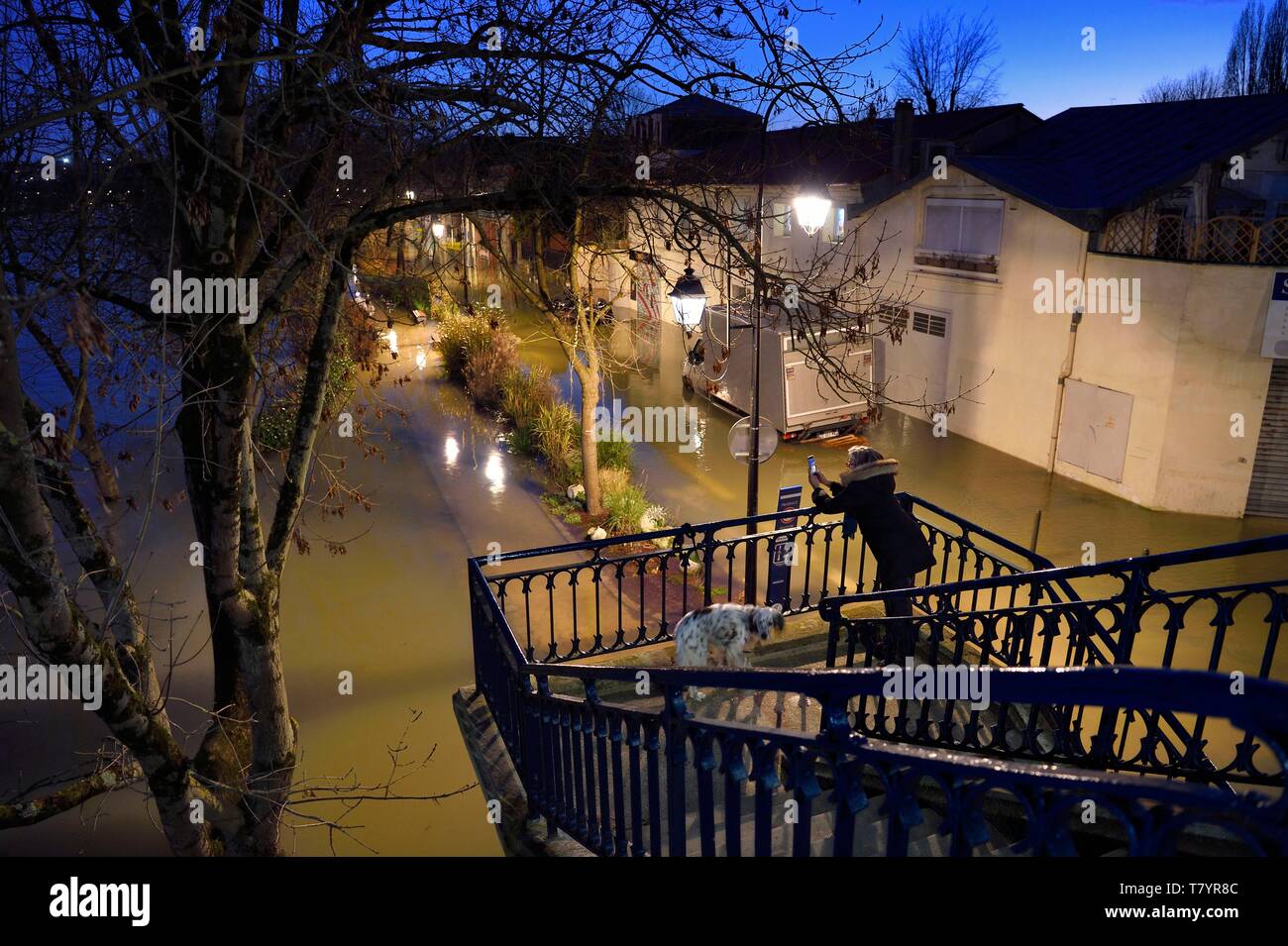 Frankreich, Val de Marne, Le Perreux sur Marne, der Marne Riverside überflutet von der Fußgängerbrücke aus Bry sur Marne Stockfoto