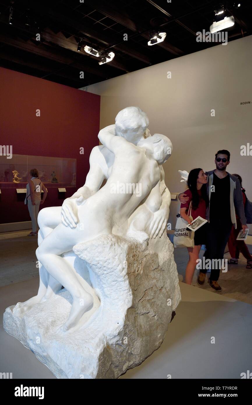 Frankreich, Paris, Grand Palais Museum, Ausstellung der 100. Jahrestag (der Tod) von Auguste Rodin, der Marmor Skulptur von Auguste Rodin Kiss Stockfoto