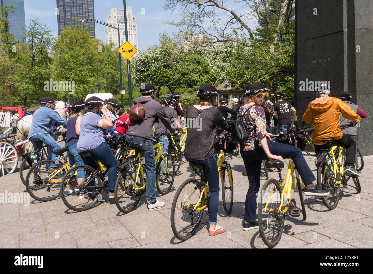 Gruppe Bike Tour an Jose Marti Statue im Central Park, NYC Stockfoto