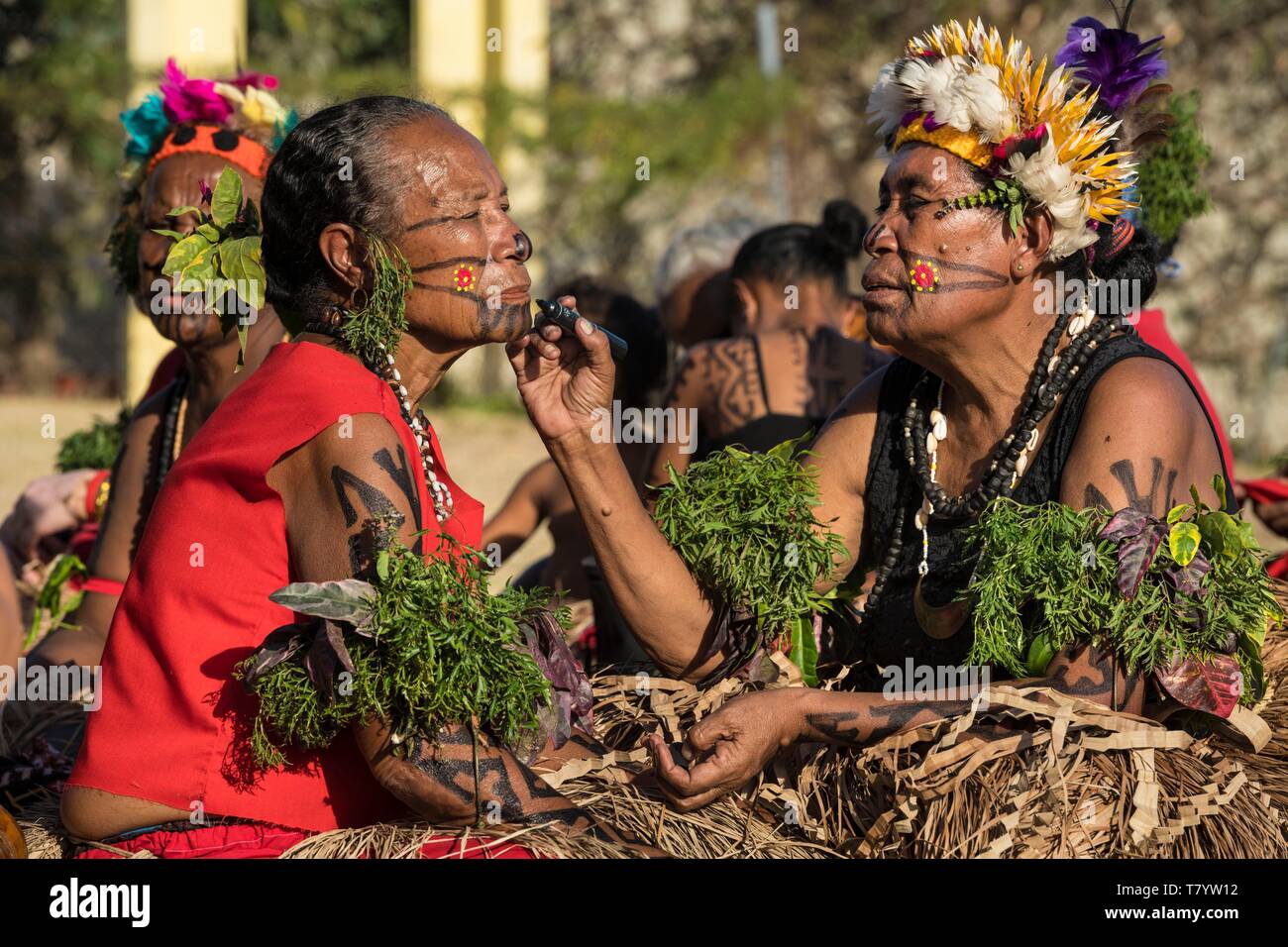 - Papua-New Guinea, National Capital District, Port Moresby, Motu Stamm, hanuabada Dorf auf Stelzen, traditionelles Tanzen, Singen - Singen Stockfoto