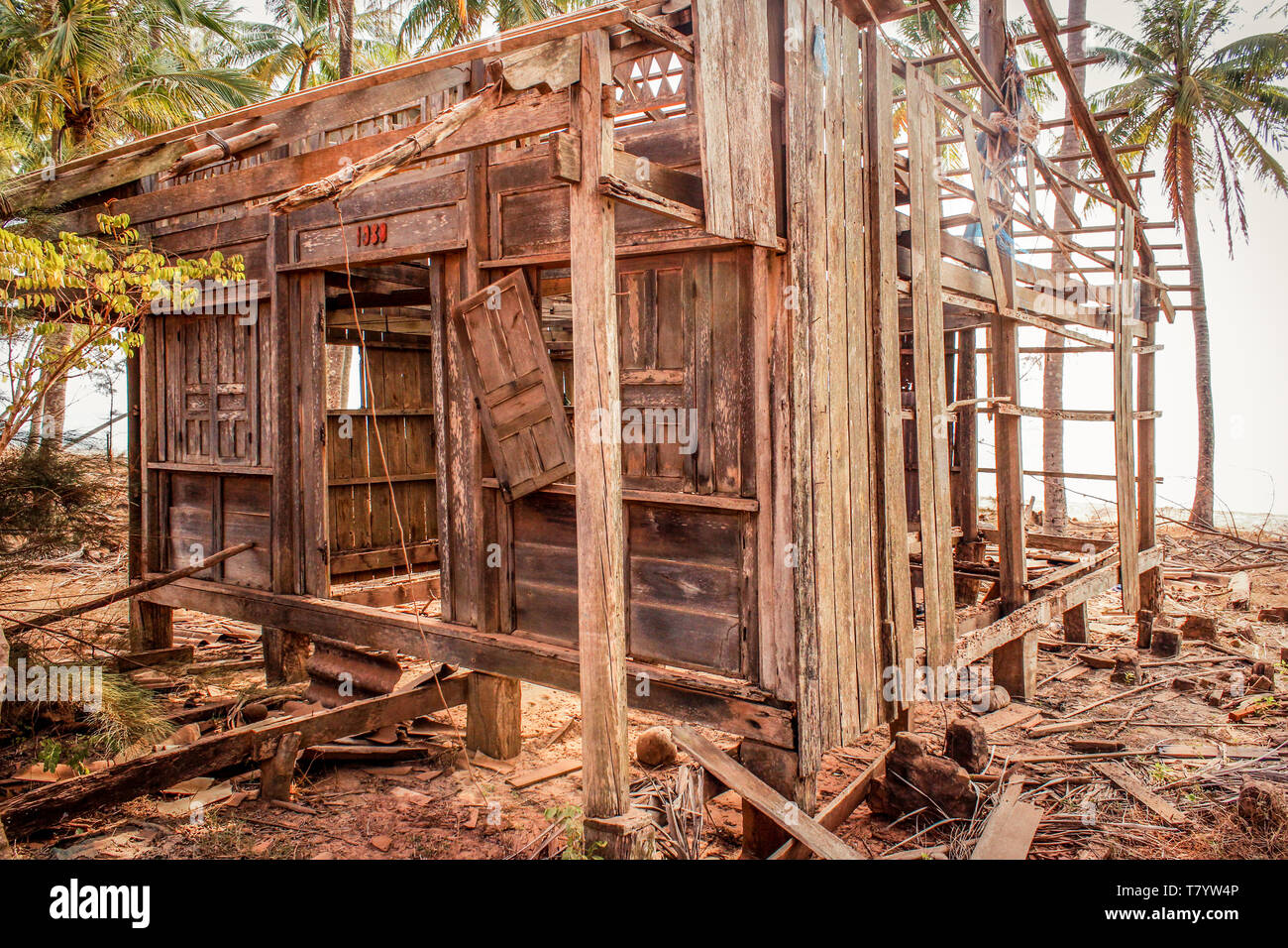 Haus an der Küste, Holz- Hütte Ruine/zerstört Haus aus Holz zerstört Stockfoto
