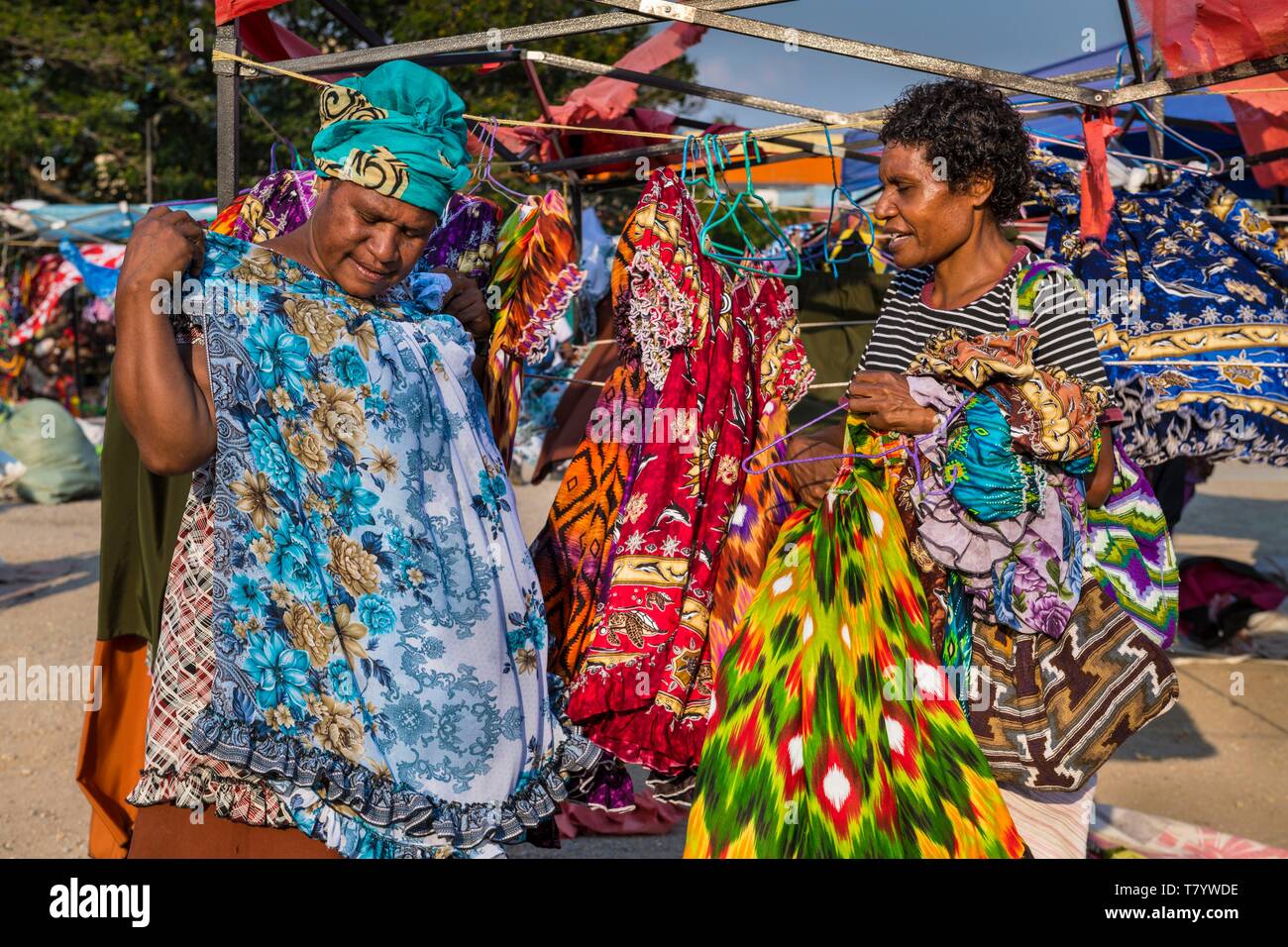 Papua-neuguinea, National Capital District Provinz, Port Moresby, Boroko, Boroko Handwerkermarkt, Verkäufer und Käufer Stockfoto