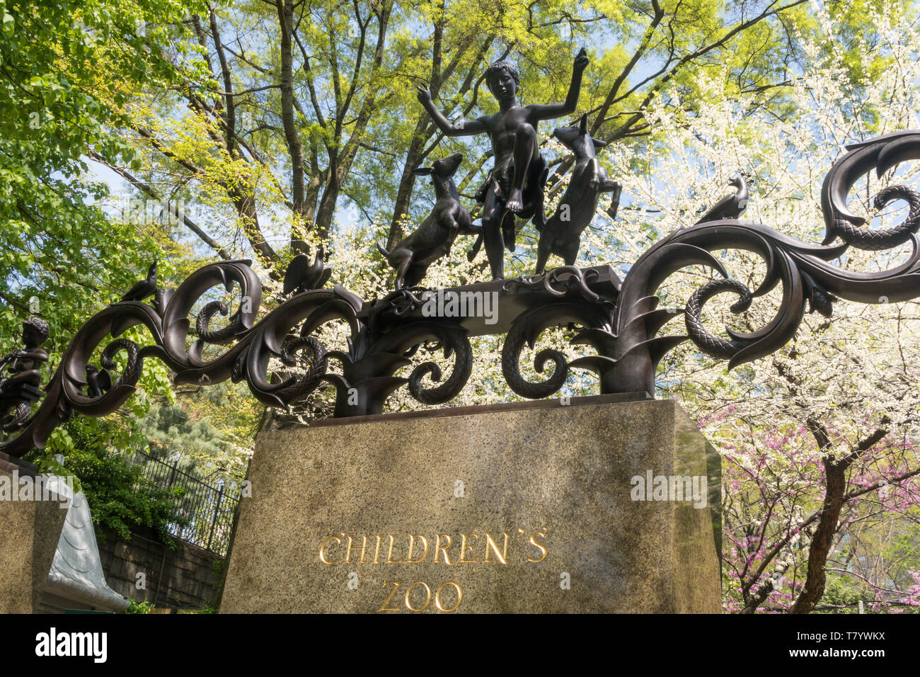 Der Lehman Tore sind eine bronzene Skulptur Wahrzeichen am Zoo im Central Park, New York City, USA Stockfoto