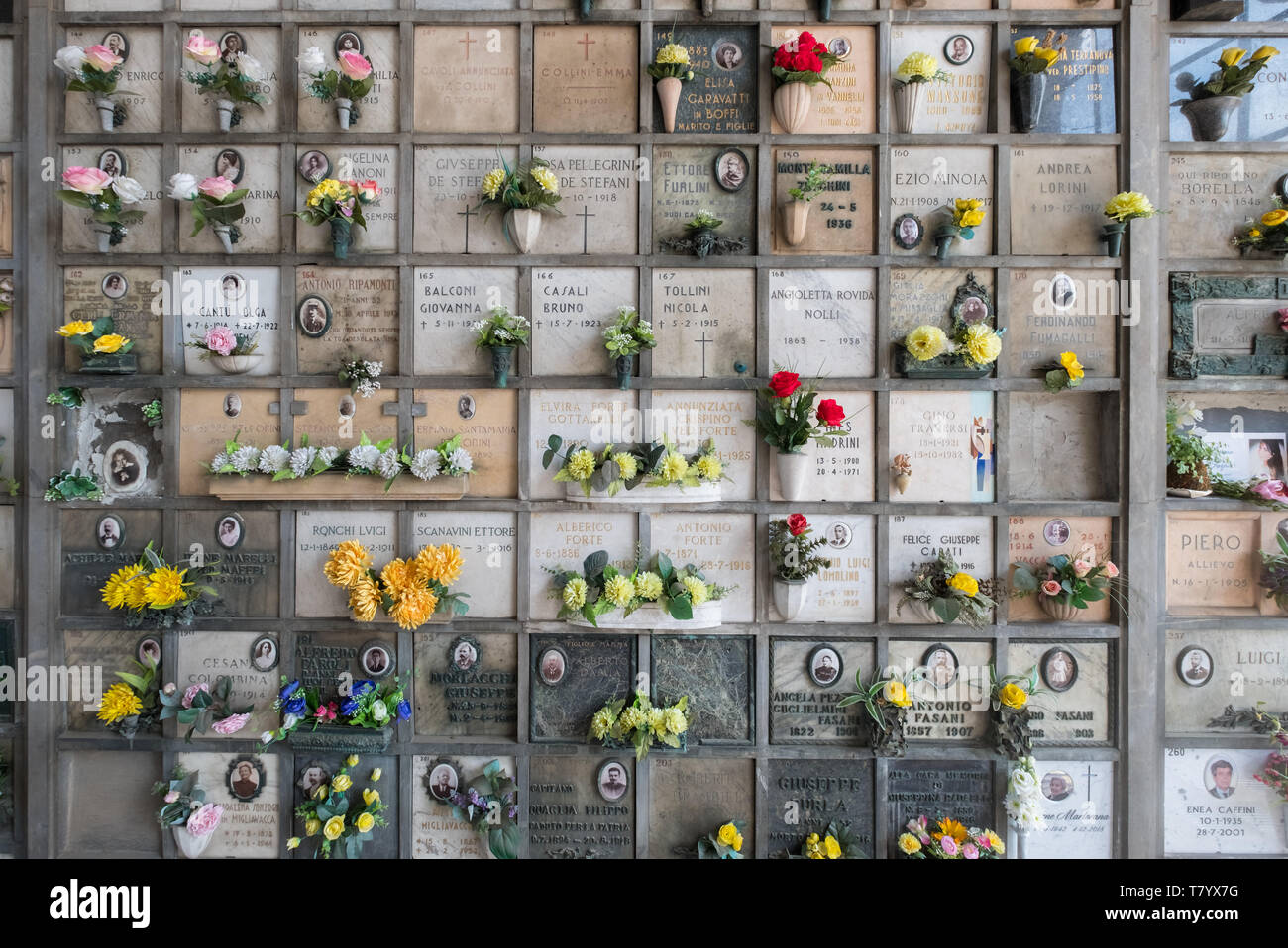Monumentaler Friedhof, Mailand, Italien, mit einem columbarium Wand für cinerary Urnen. Stockfoto