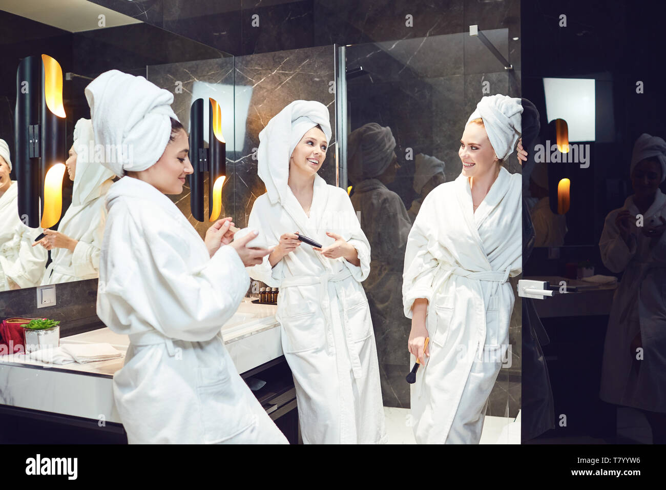 Junge Frauen in weißen Bademantel im Badezimmer in einem Spa Partei Stockfoto