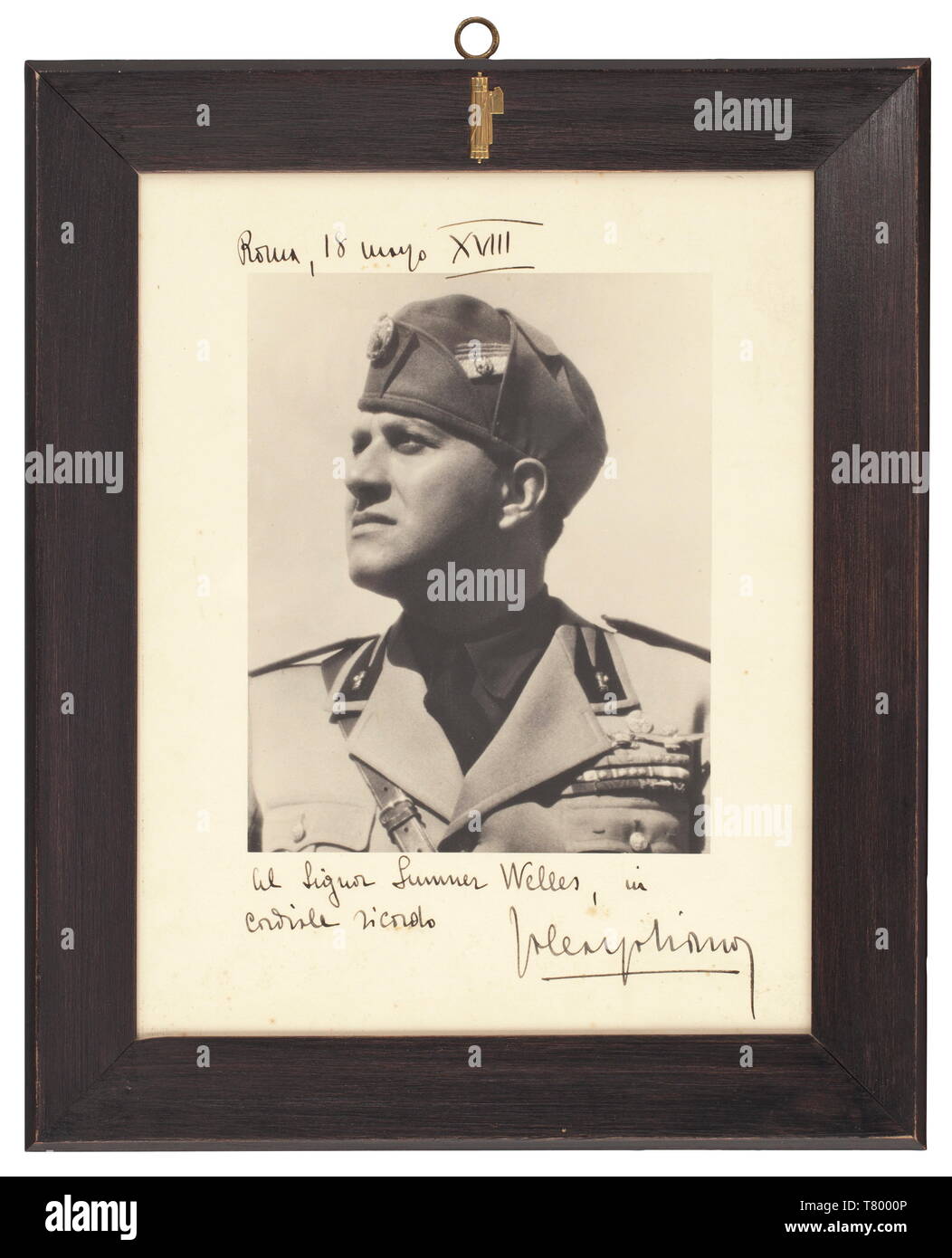 Graf Ciano (1903-1944) - Sumner Welles (1892-1961) Großformatige Präsentation Bild der italienische Außenminister, der stellvertretende Außenminister der USA. Ein Foto von Ciano in Uniform mit der Widmung "Roma, 18 marzo XVIII" (1940) und "Al Signor Sumner Welles, in cordiale ricordo Galeazzo Ciano" (Sumner Welles in herzlicher Erinnerung...'), wird der Rahmen mit der angewandten Fasces. Abmessungen mit Rahmen 38 x 46 cm. historischen, geschichtlichen, USA, Vereinigte Staaten von Amerika, amerikanische, Objekt, Objekte, Stills, Clipping, Clippings, Ausschneiden, Ausschneiden, Ausschnitten, Editorial-Use - Nur Stockfoto