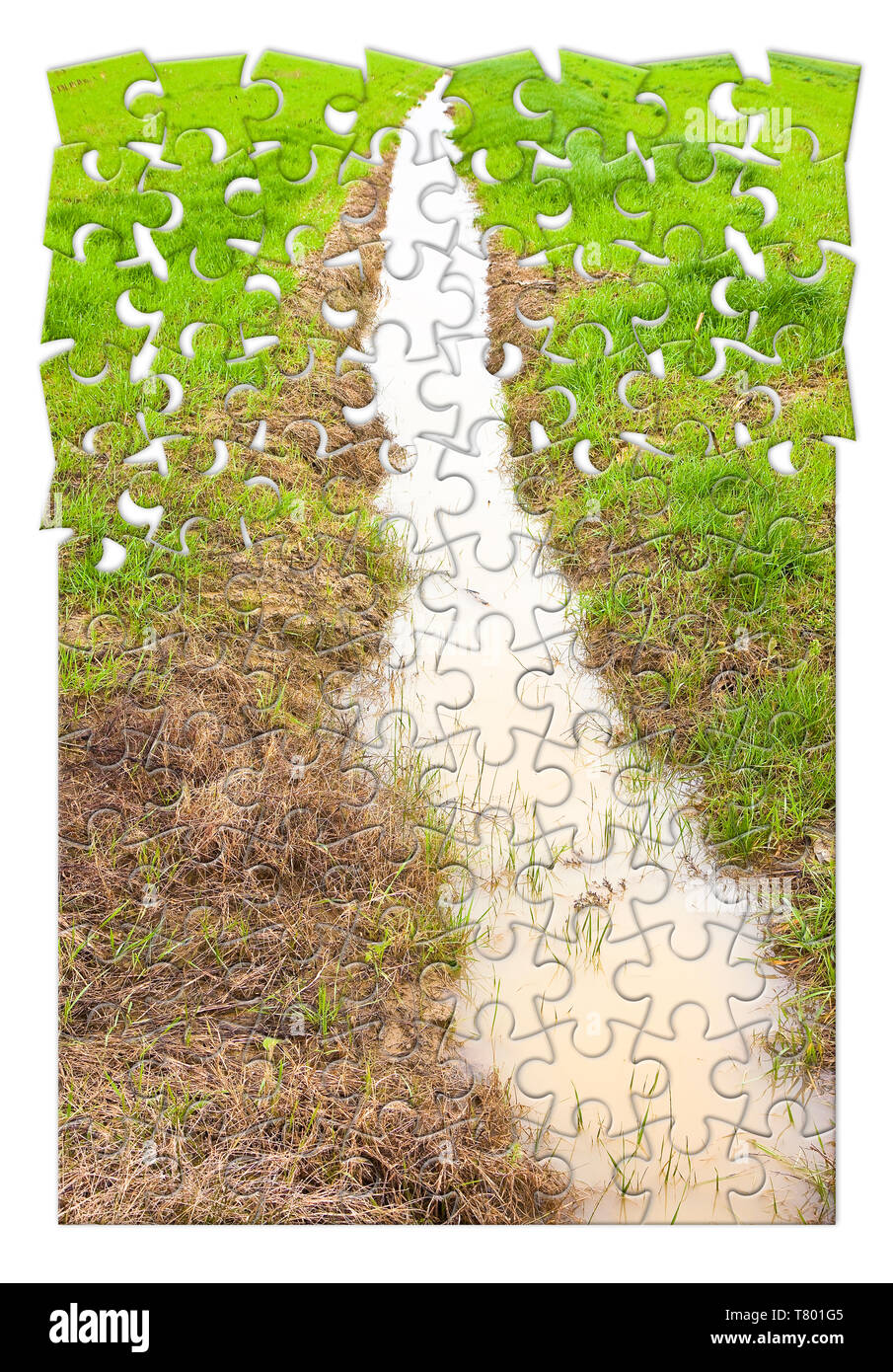 Volle Wassergraben in einem Feld nach schweren Regenfällen - Konzept Bild im Puzzle Form Stockfoto