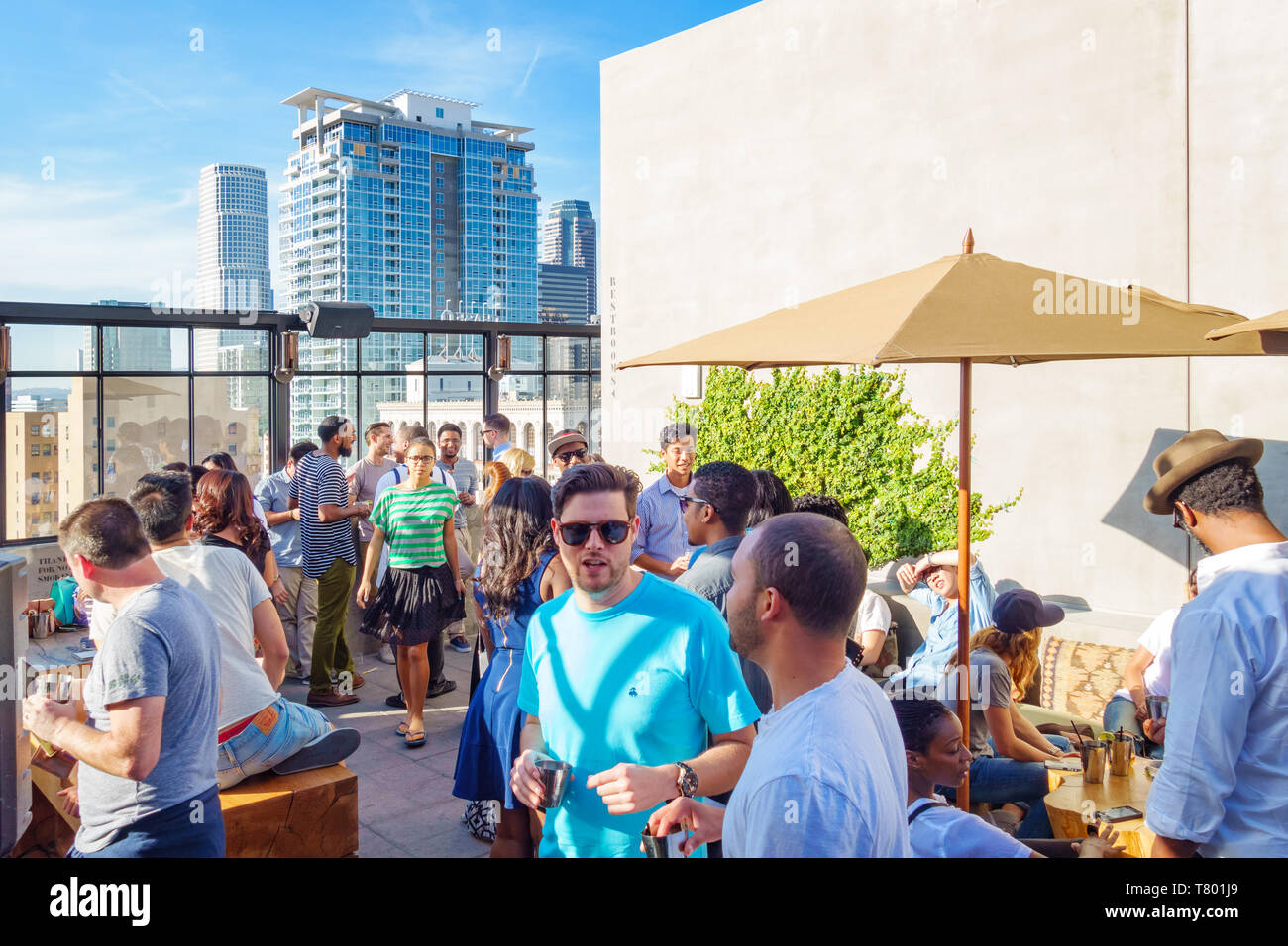Die Menschen genießen eine Partei auf die Dachterrasse des Ace Hotel in der Innenstadt von Los Angeles, Kalifornien, USA Stockfoto