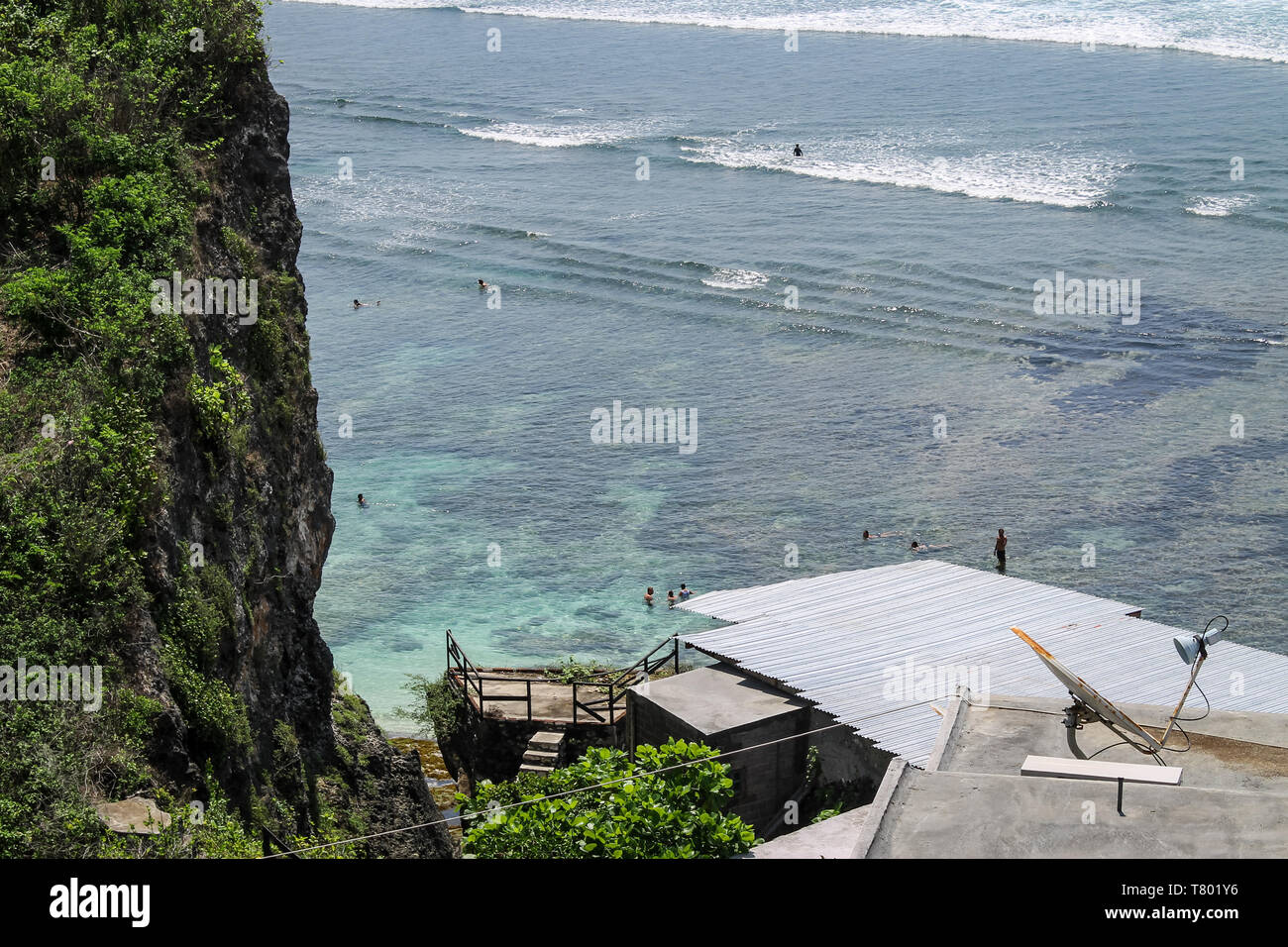 ULUWATU, Bali, Indonesien - 30. November 2013: Malerische Aussicht auf die Brandung in Uluwatu, Bali von den Klippen. Stockfoto
