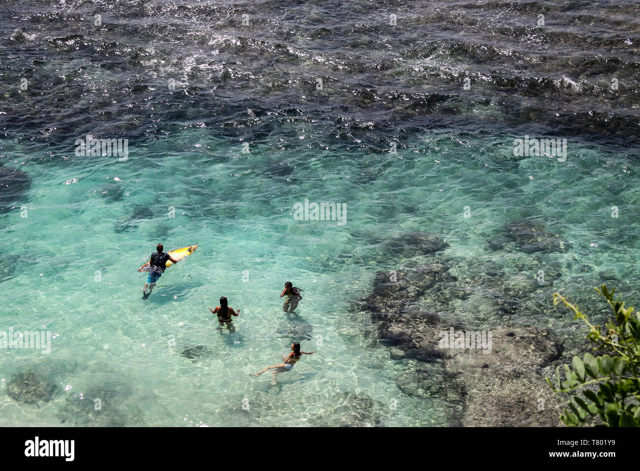 ULUWATU, Bali, Indonesien - 30. November 2013: Malerische Aussicht auf die Brandung in Uluwatu, Bali von den Klippen. Stockfoto