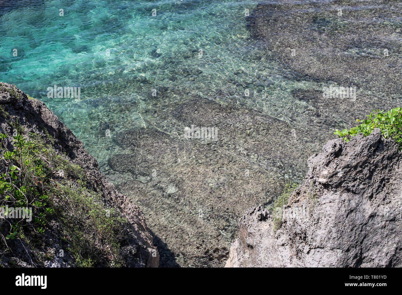 ULUWATU, Bali, Indonesien - 30. November 2013: Malerische Aussicht auf die Brandung in Uluwatu, Bali von den Klippen. Stockfoto