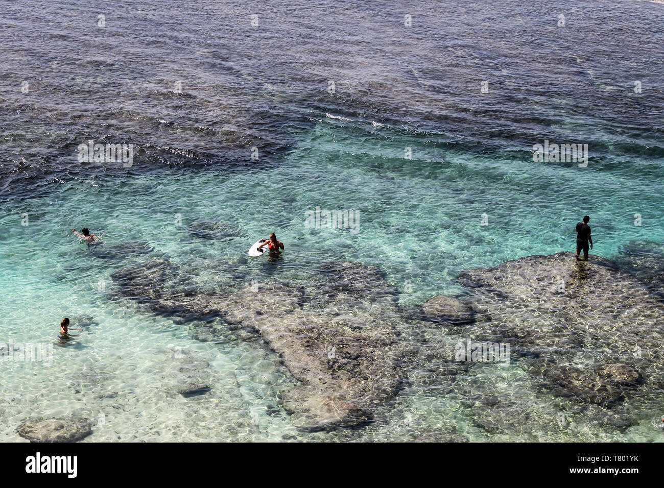 ULUWATU, Bali, Indonesien - 30. November 2013: Malerische Aussicht auf die Brandung in Uluwatu, Bali von den Klippen. Stockfoto