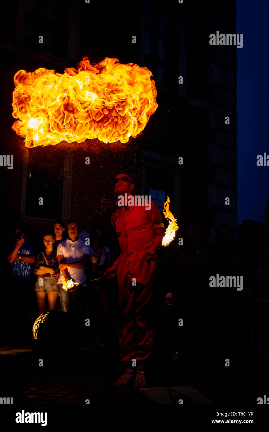 Warschau, Polen - Juli 02, 2018: Ein Feuer spucken Künstler ist, vor dem alten Schloss in der Altstadt von Warschau, Polen. Stockfoto