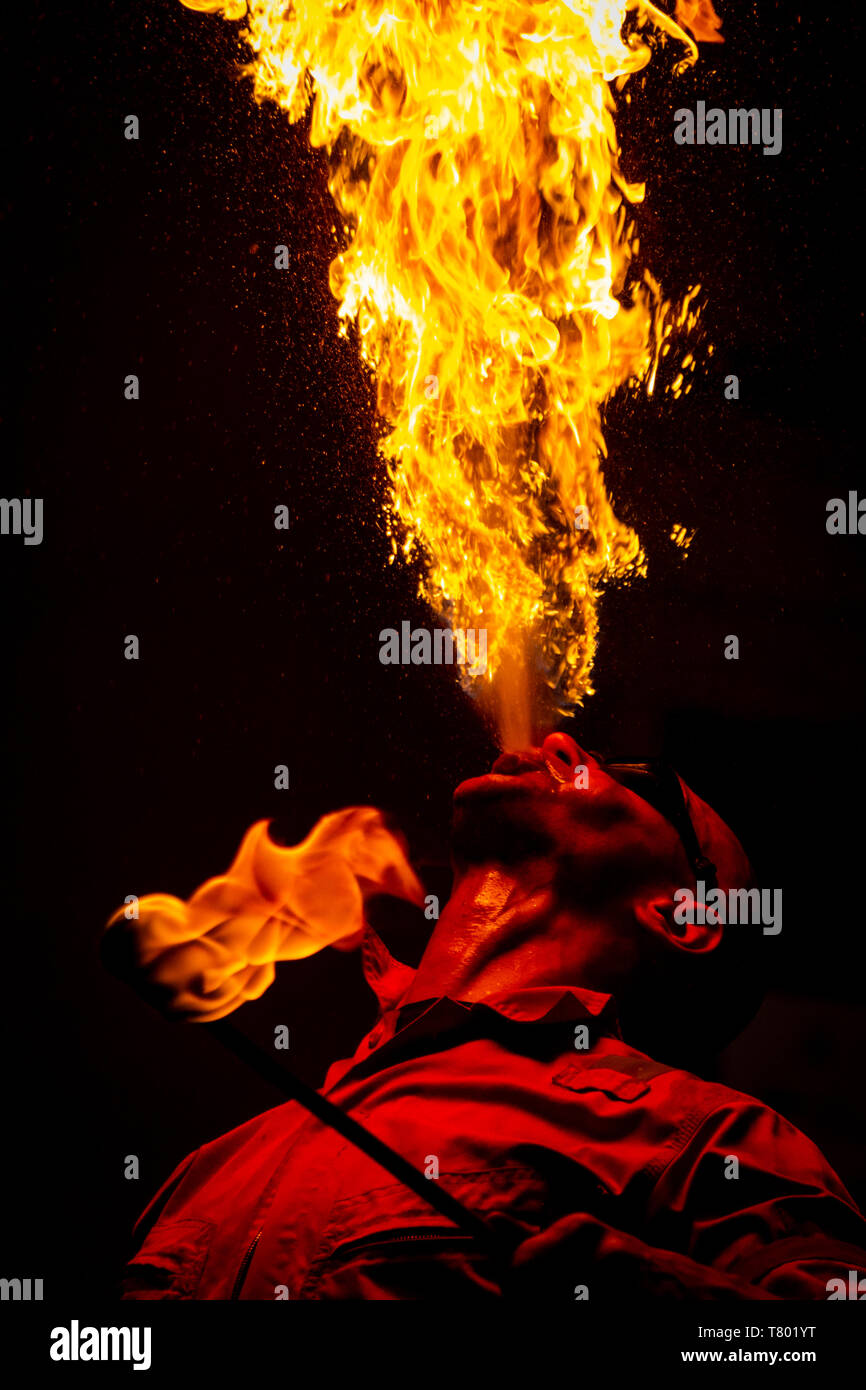 Warschau, Polen - Juli 02, 2018: Ein Feuer spucken Künstler ist, vor dem alten Schloss in der Altstadt von Warschau, Polen. Stockfoto