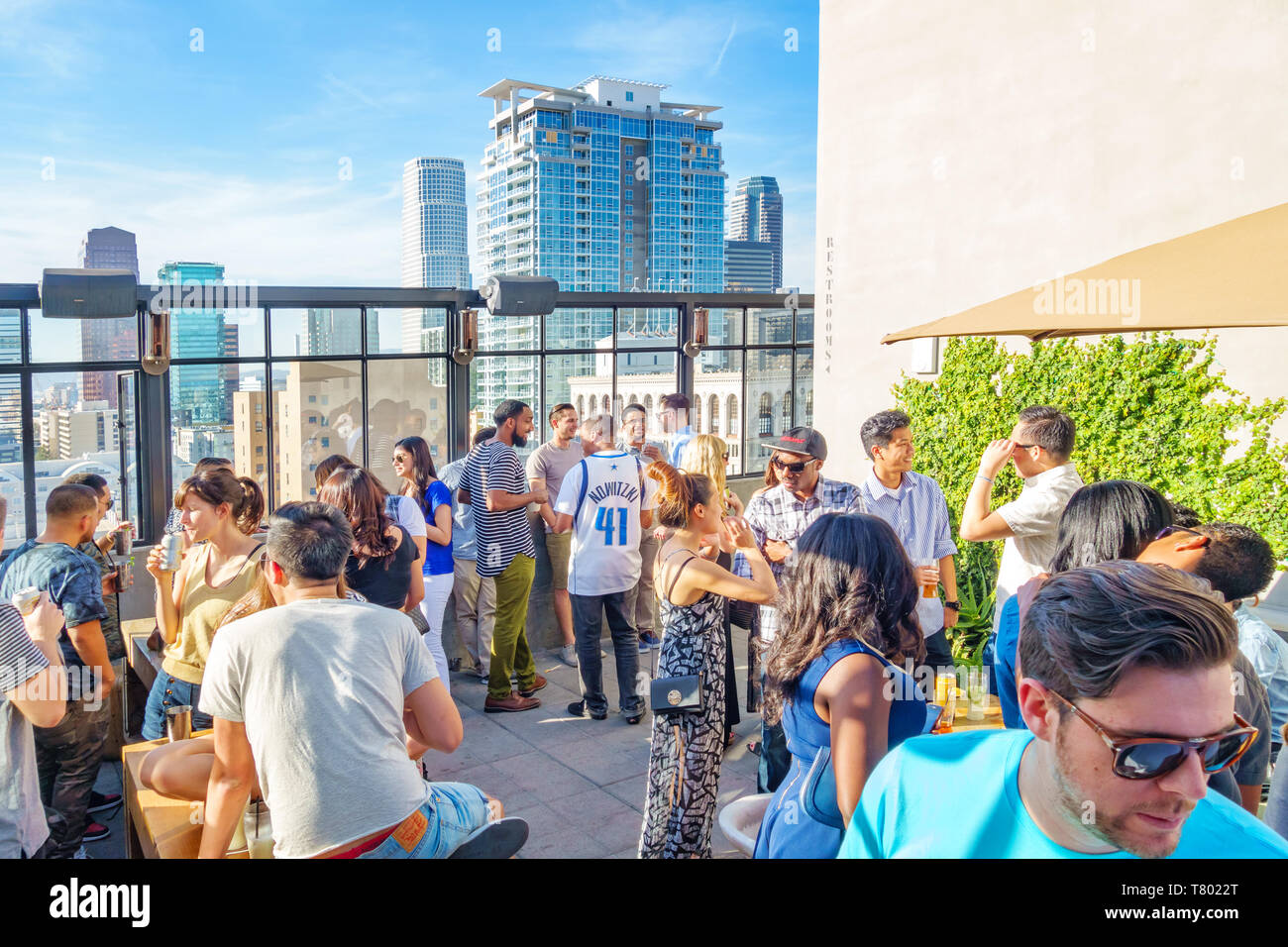 Die Menschen genießen eine Partei auf die Dachterrasse des Ace Hotel in der Innenstadt von Los Angeles, Kalifornien, USA Stockfoto