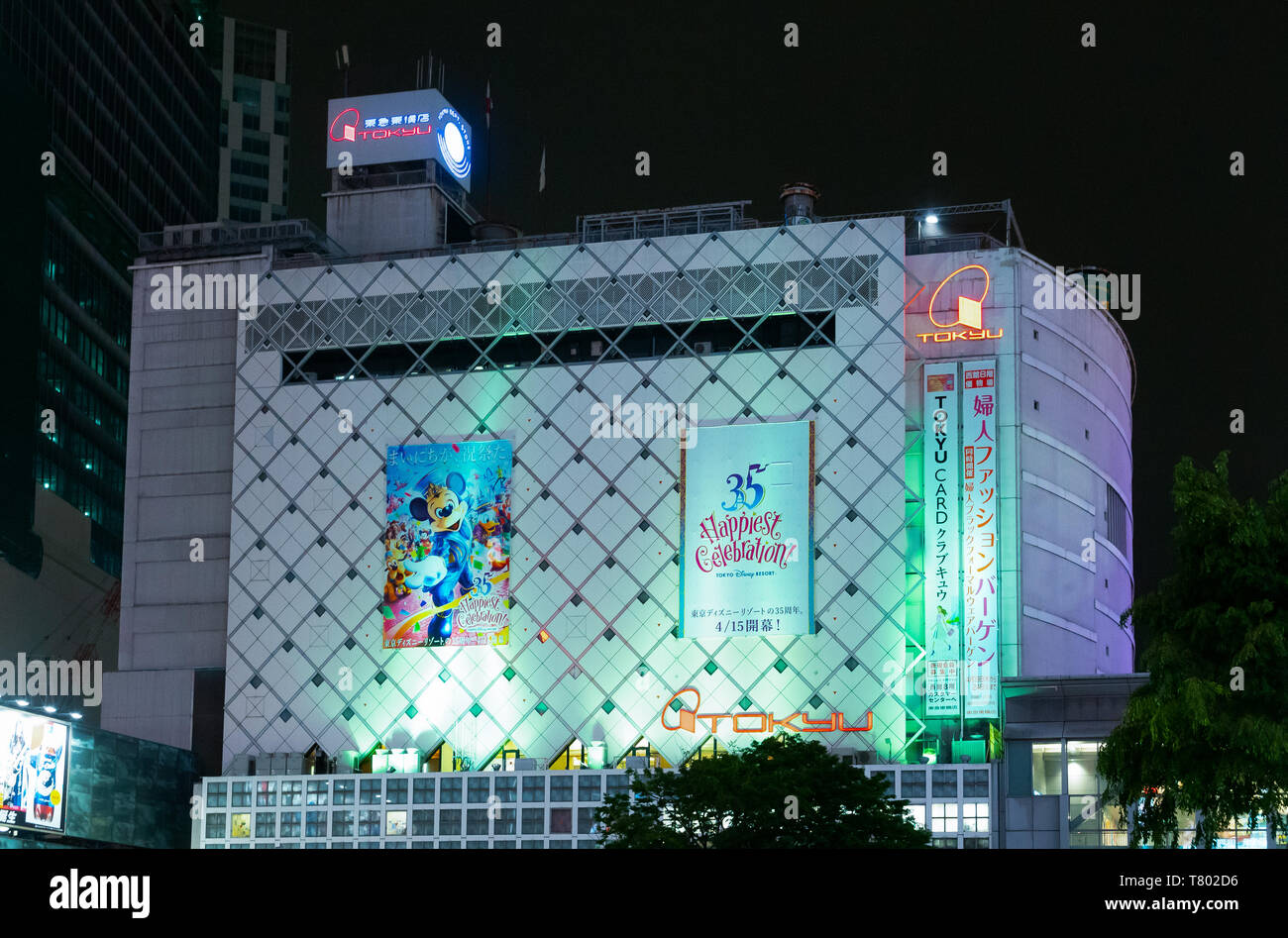 Tokyo, Japan - 23 April, 2018: eine buindings mit bunten Leuchtreklamen in den zentralen Platz des Shibuja Bezirk Stockfoto