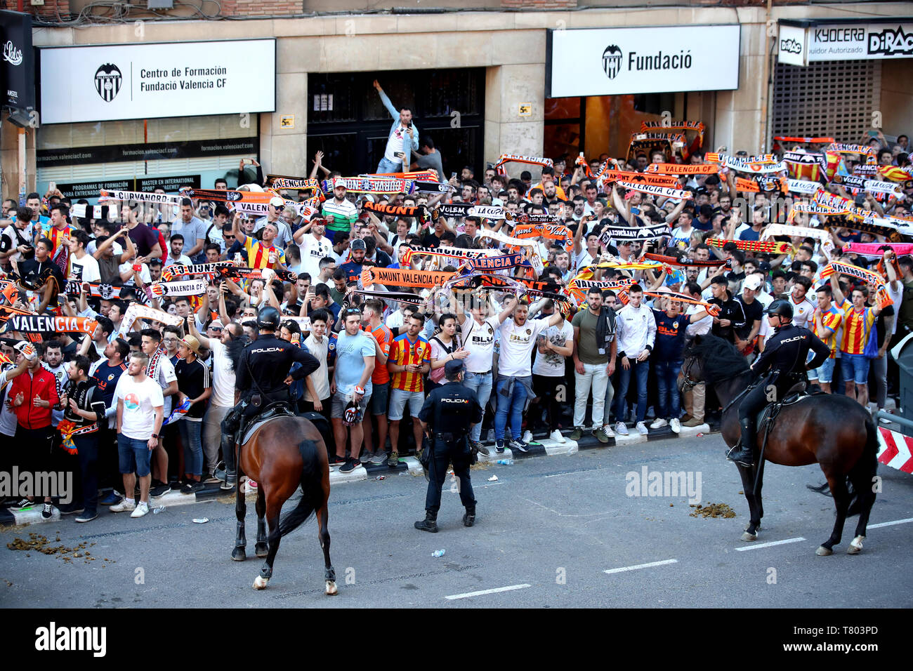 Valencia Fans halten, Schals, Fahnen und Banner auf dem Weg zum Stadion vor der UEFA Europa League, Halbfinale, Rückspiel im Camp de Mestalla Valencia machen. Stockfoto