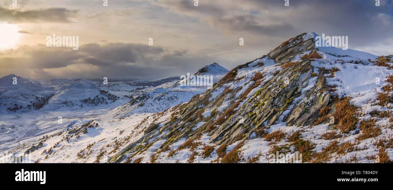 Berge mit Schnee, Glen Doe, in der Nähe von Fort Augustus, Highland, Schottland, Vereinigtes Königreich Stockfoto