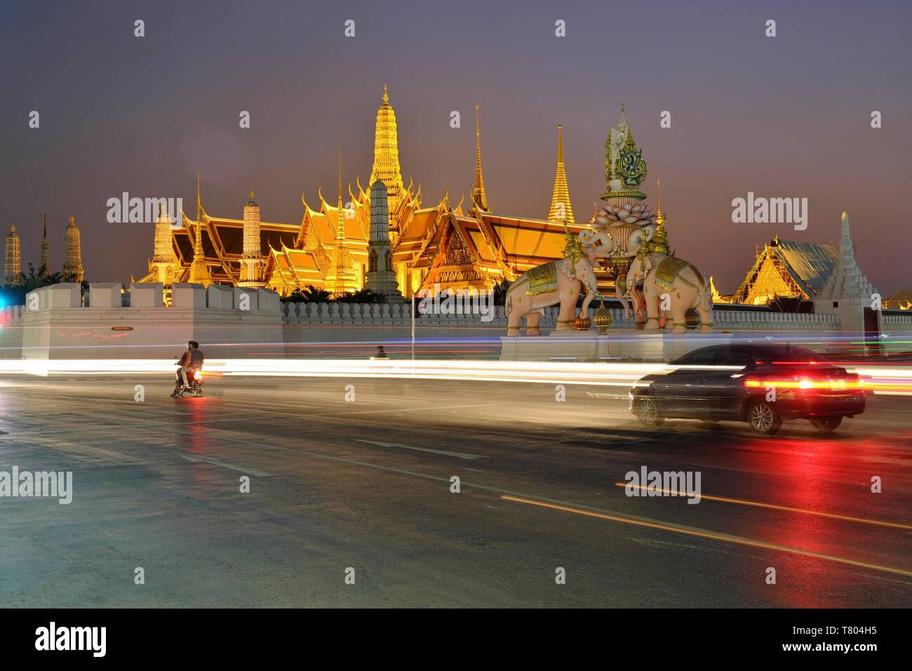 Beleuchtete Königspalast Wat Phra Kaeo, Moped und Auto mit Licht, Nacht Foto, Bangkok, Thailand Stockfoto