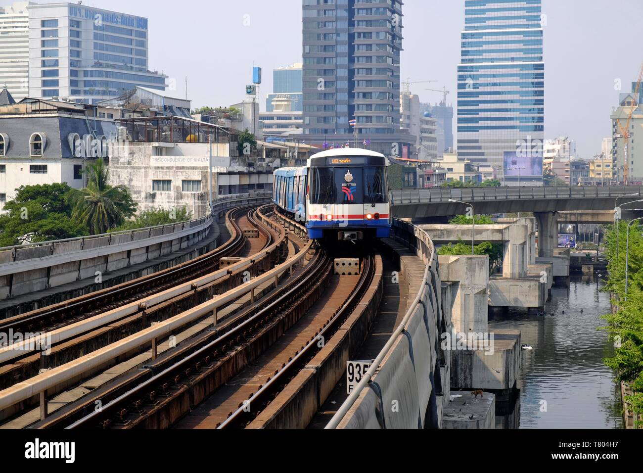 BTS Skytrain, Bangkok Mass Transit System, S-Bahn zwischen Wolkenkratzern, Bangkok, Thailand Stockfoto