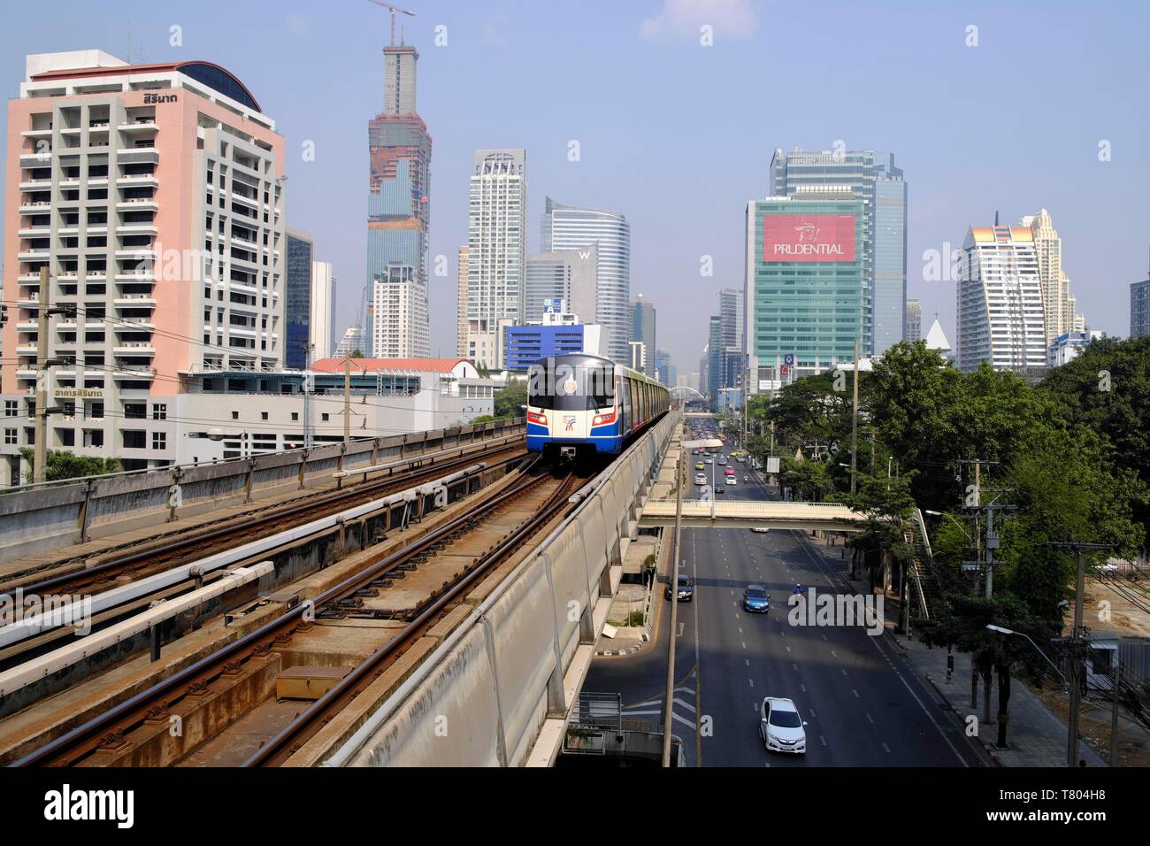 BTS Skytrain, Bangkok Mass Transit System, S-Bahn zwischen Wolkenkratzern, Bangkok, Thailand Stockfoto